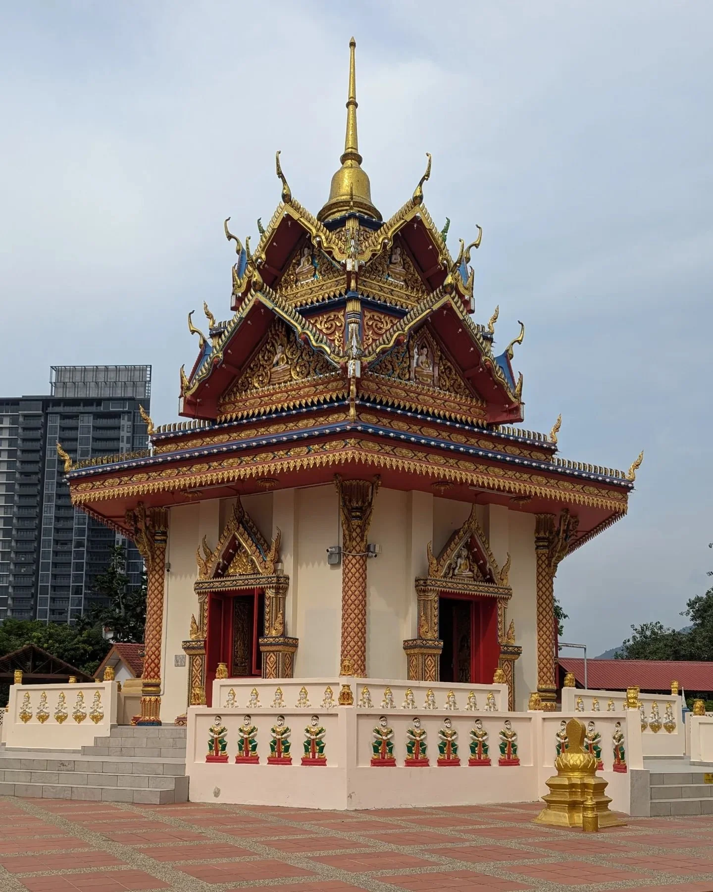 Part 2 of the Penang Hill and Georgetown tour. We went to the Thai and Burmese Bhudist temples in Penang, a Batik fabric factory and then went up Penang Hill. Finished off by checking out the street art around Georgetown and then went to the up side 