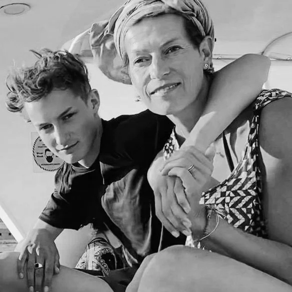 samen reizen moeder zoon Dahab 2022 varen liefde genieten de leven wind vacantie gelukkig blij