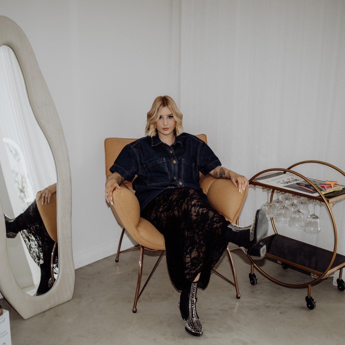 What a shoot!! I won&rsquo;t be able to help myself, I&rsquo;ll be sharing a photo each day this week because there were just too many favourites from this WOW of a session in the studio.

Happy 1st Birthday, HBMR 🎂✂️

@hairbymadysonrobins 
📸 @kayl