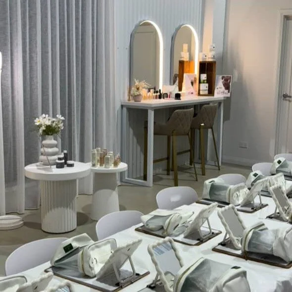 We were so lucky to have some beautiful local ladies host a Glow Up Masterclass in May ✨
It was such a pleasure to welcome them into the studio and see their vision come to life.

I have to admit, as soon as they booked, I knew I had to grab a ticket