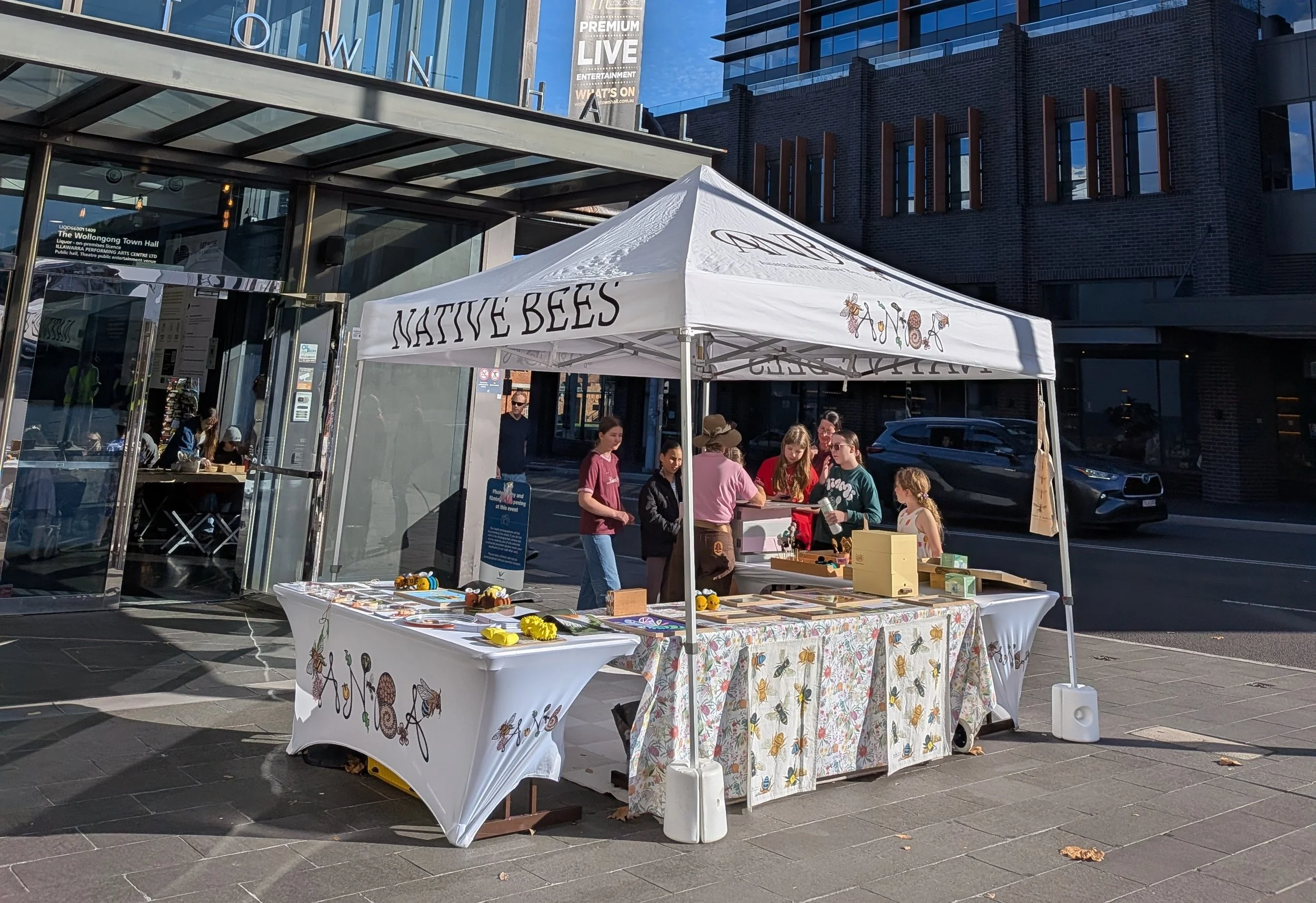 PAST EVENT Native Bee Drop -in at Creative Dialogues: Conversations on Creativity, Ecology and the Future