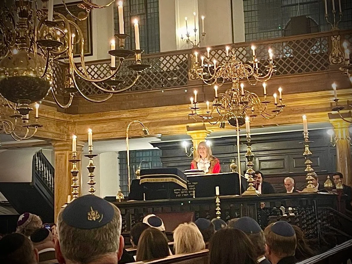 The Right Honourable Lady Mayor Alderwoman Dame Susan Langley, DBE speaking at the service of Thanksgiving for her held at Bevis Marks Synagogue Rabbi Shalom Morris, one of the first Freeman of the City of London in the Lady Mayor&rsquo;s mayoralty, 