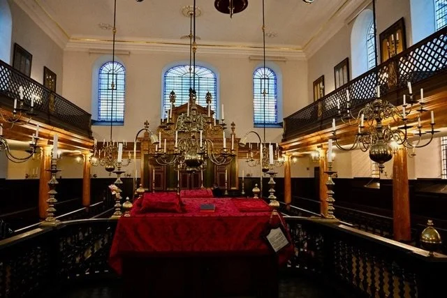 Over four centuries after the 1290 Expulsion, Jewish life returned to England, renewed and re-established in the City of London. At Bevis Marks Synagogue, founded in 1701, that presence continues without interruption to this day. Image HM