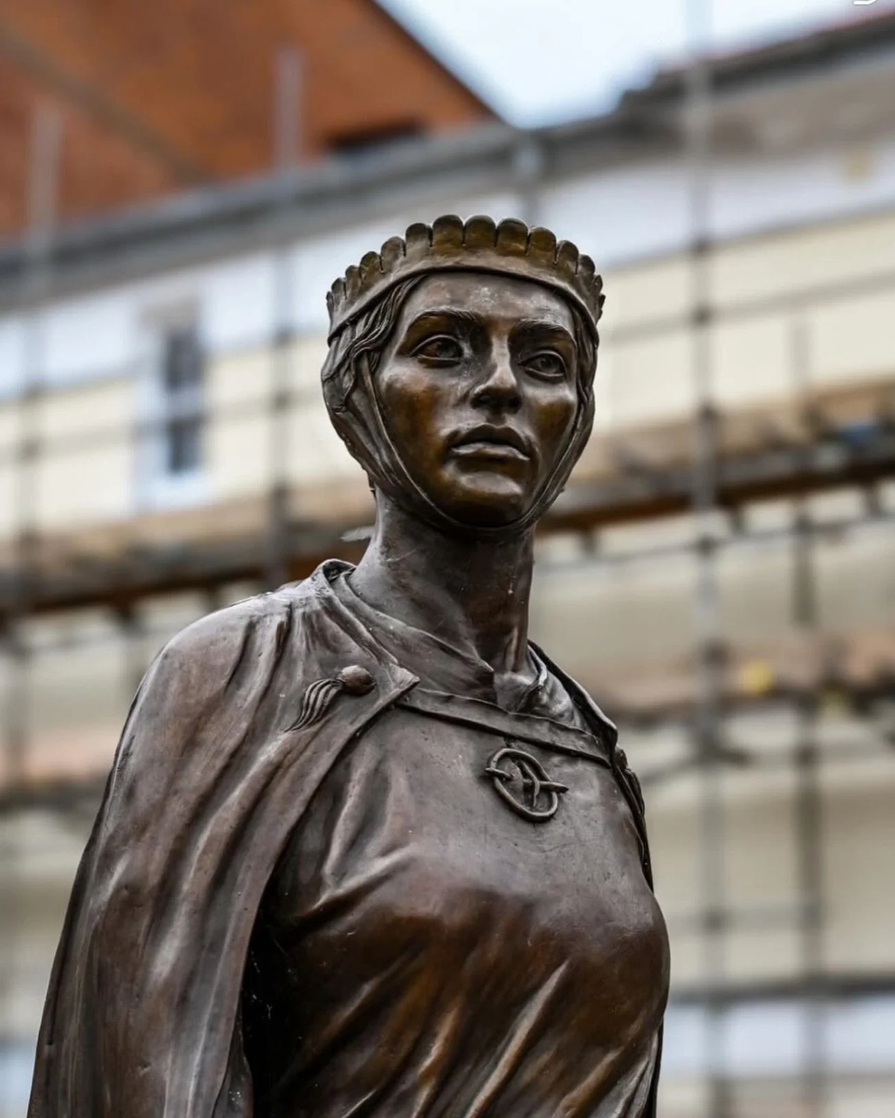 Is Licoricia wearing a fillet over a barbette? Or, has she just invented medieval layering before it was fashionable?

Head to the live story for a quick dive into medieval headwear (and a few questionable styling choices).