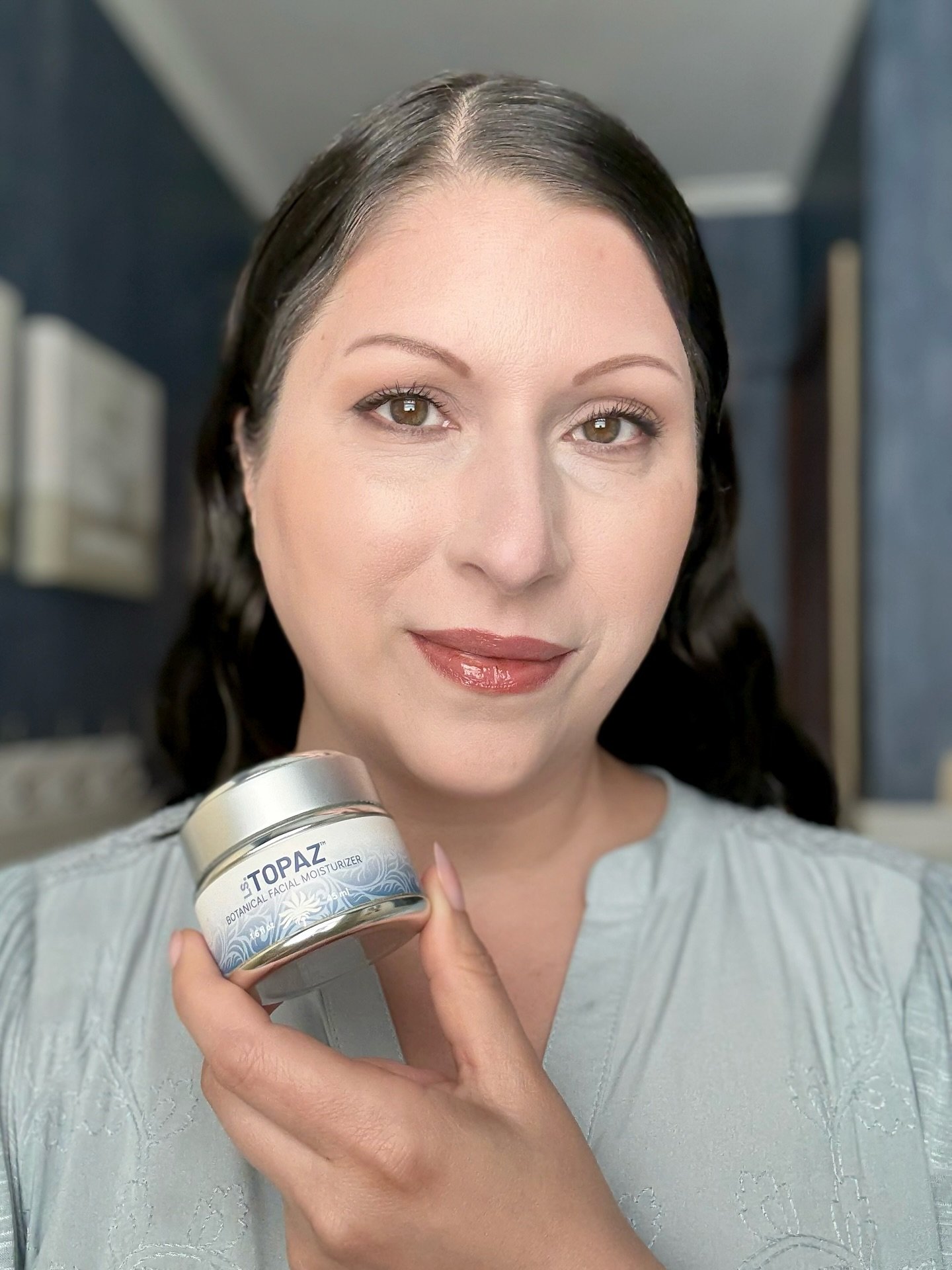 No filters here and nothing but natural light. Our Botanical Facial Moisturizer is a skin-smoothing, glow-getting power house of a cream!🙌🏼💙✨

#skincareroutine #skincareover40 #fabover40 #naturalskincareroutine