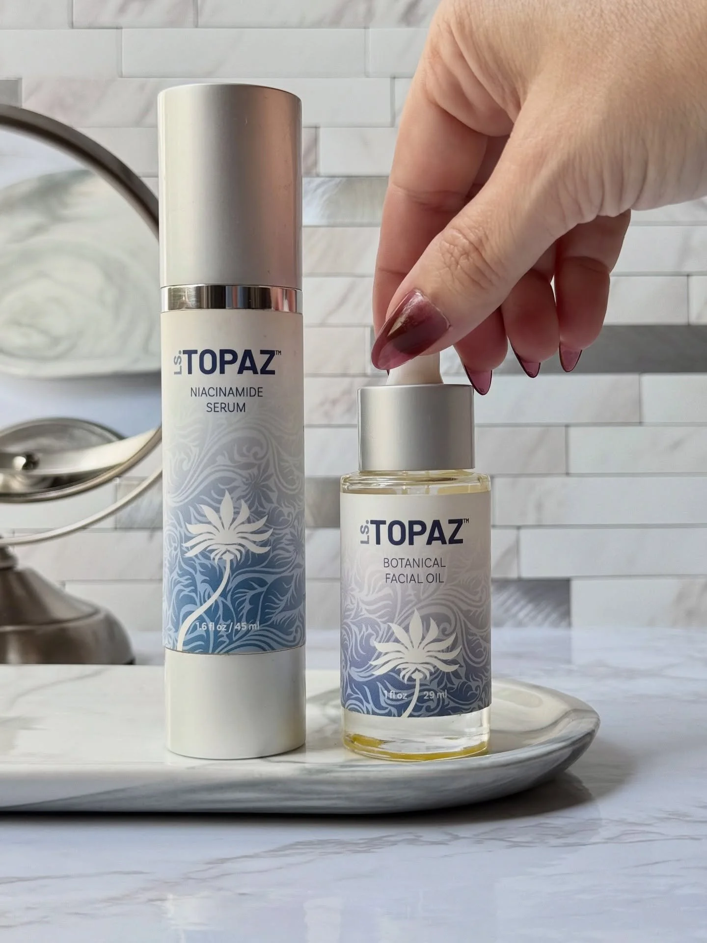 Niacinamide offers hydration, can calm the skin and strengthens the skin barrier, while our facial oil offers a boost of hydration and moisture with powerful natural ingredients that won’t irritate your skin and won’t clog pores. 
It&rsq