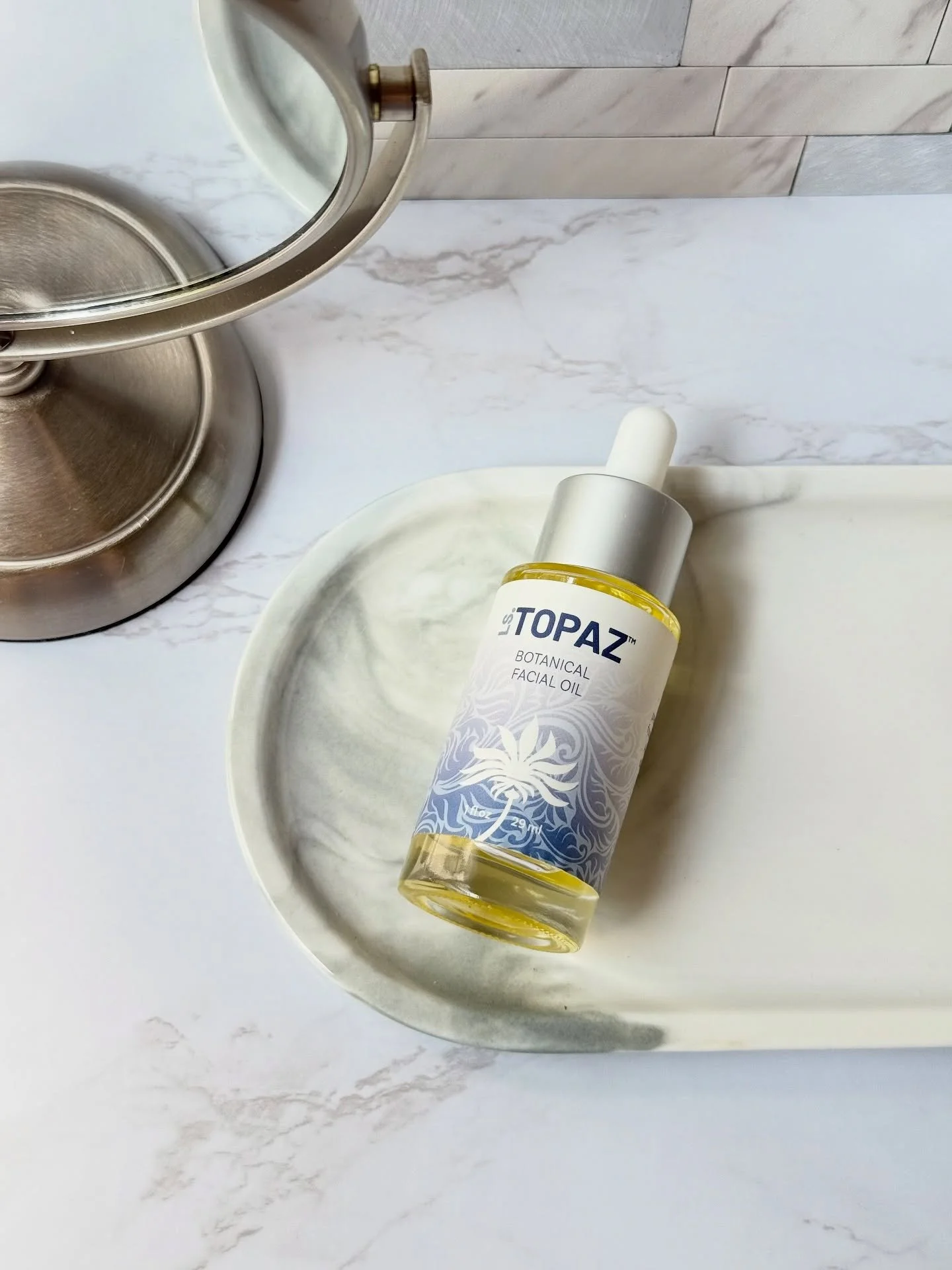 If you want bright glowing skin no matter the season, all you need is our Botanical Facial Oil.🙌🏼✨ 
#faceoil #glowingskin #glowingskintips #skincareroutine #naturalskincareroutine #naturalfaceoil