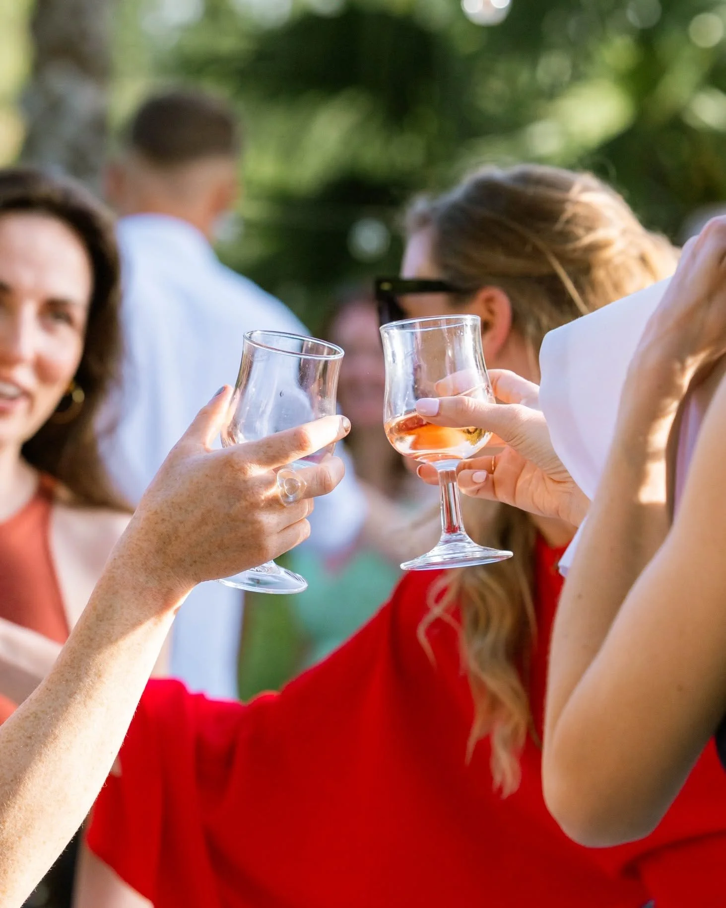Salud, amor y momentos que se guardan para siempre.

#brindisdeboda #momentosdeboda #celebrandolaunion #bodasconencanto #fotografiabodas #instabodas #recuerdosdeboda #bodasinolvidables #detallesdeboda #emocionesreales #weddingtoast #weddingmoments #w