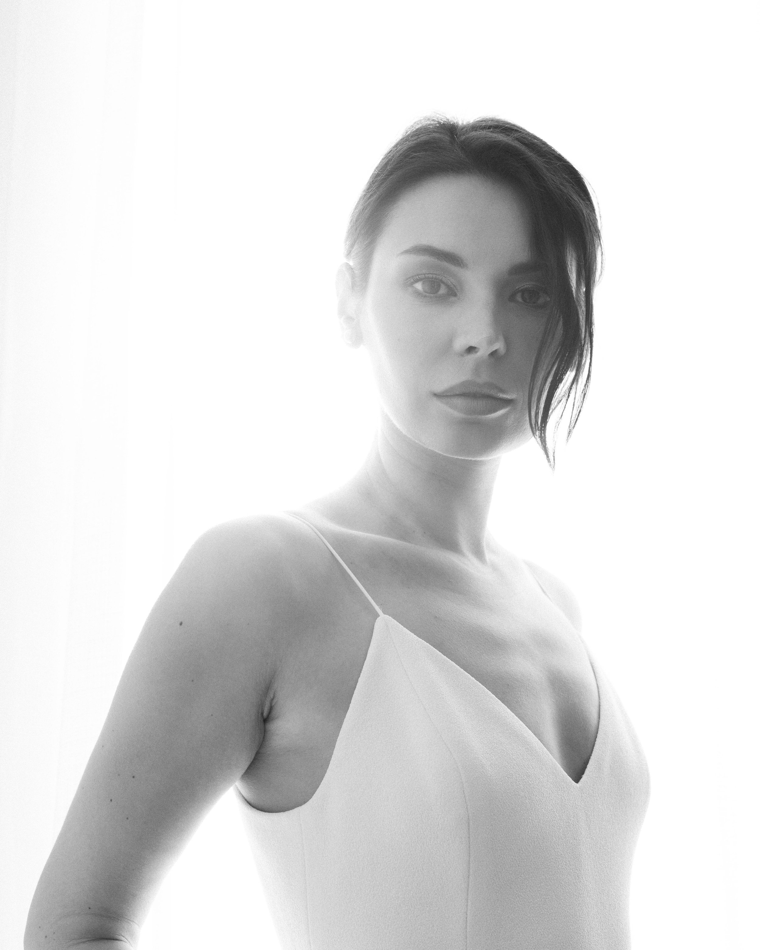 Retrato en blanco y negro de una mujer con cabello corto, vistiendo un vestido sin mangas