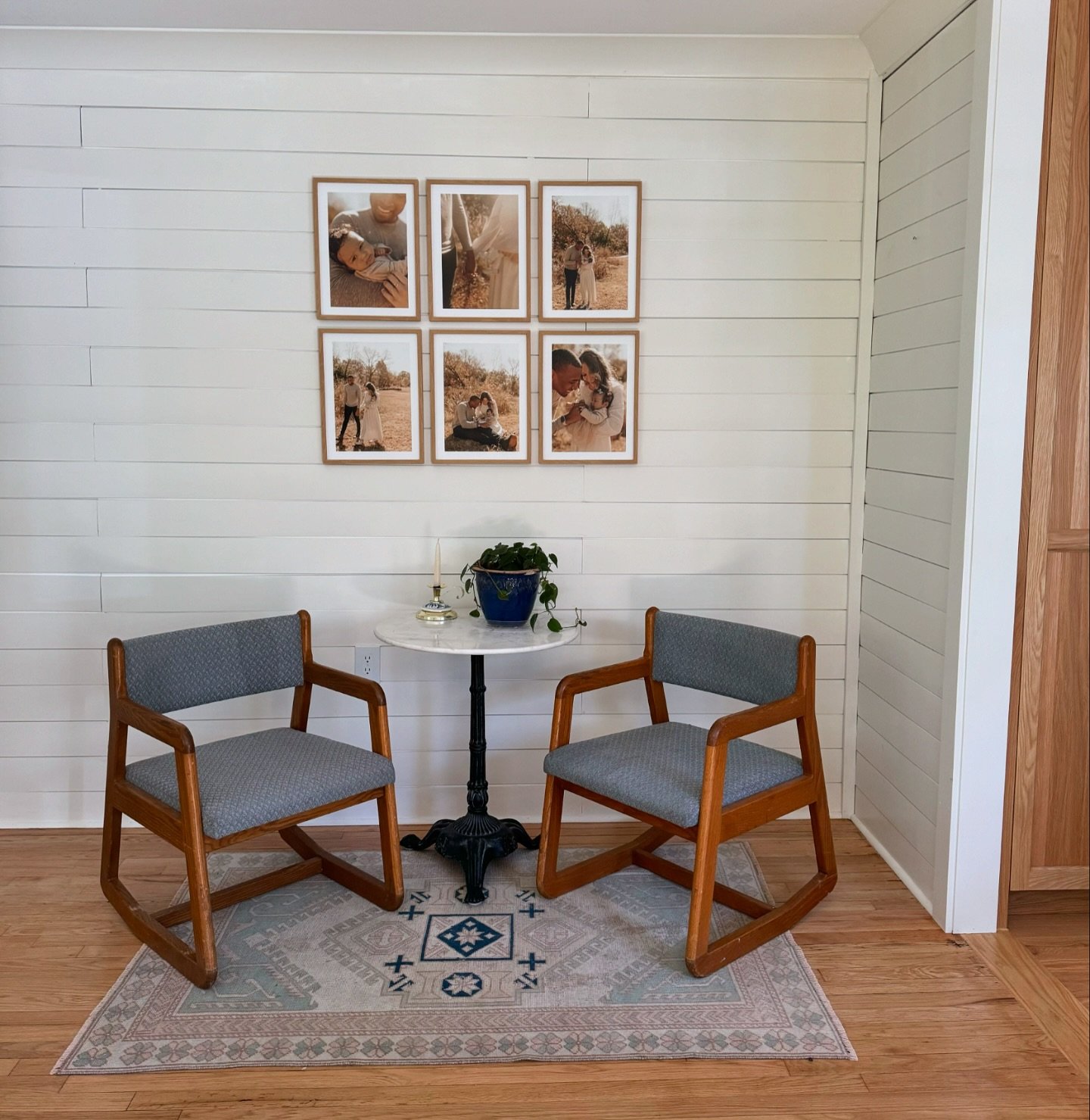 Loving this little nook off of our kitchen and back family room. 🤍💙&hellip; We wanted an opportunity for more seating and a place to display family photos. Chairs are vintage and we found them during our latest trip to Charleston. The rug is anothe