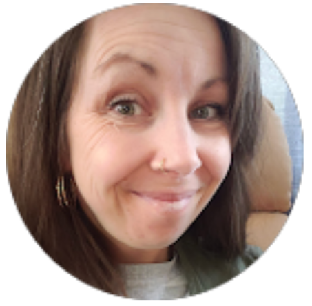 Gros plan d’une femme souriante aux cheveux châtain clair, portant des boucles d’oreilles et un anneau au nez