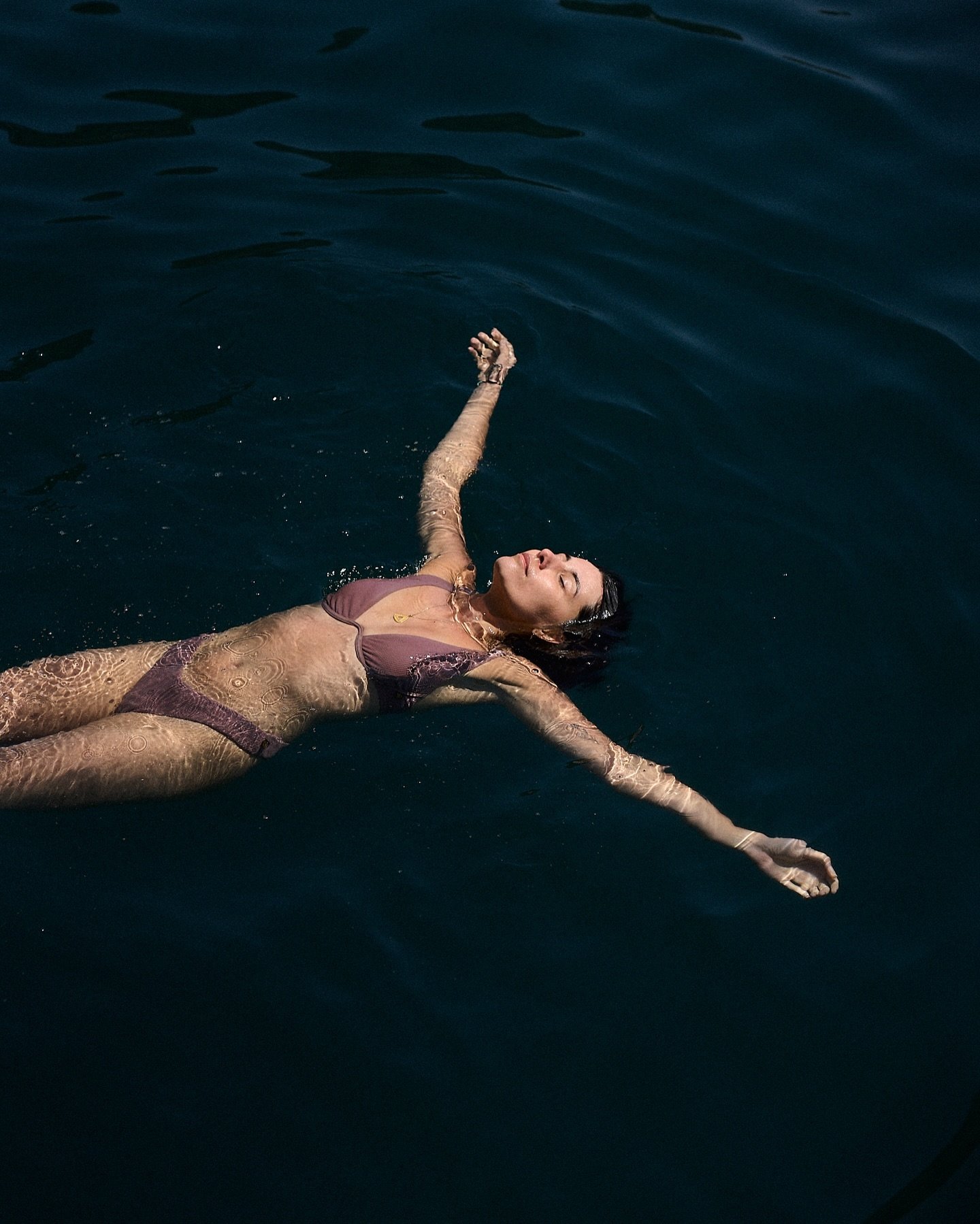 Dans l&rsquo;eau, les yeux ferm&eacute;s, je retrouve le calme. L&rsquo;eau apaise, d&eacute;tend, et me rappelle que parfois, il suffit de se laisser porter pour se ressourcer pleinement 💧

📸 : @haroldbonneville 

#slowliving #calmeinterieur #well