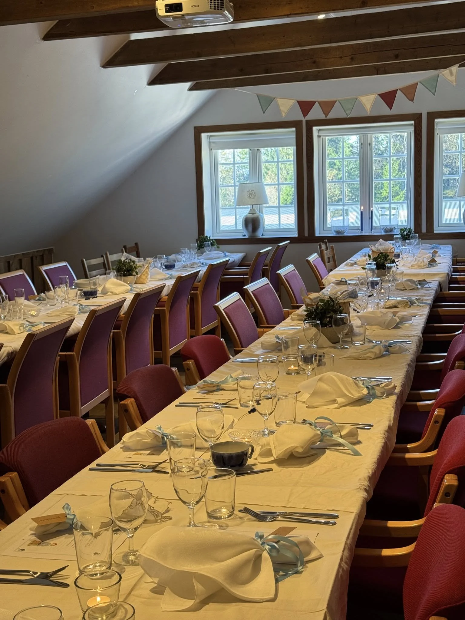 Selskapslokal dekket til mange