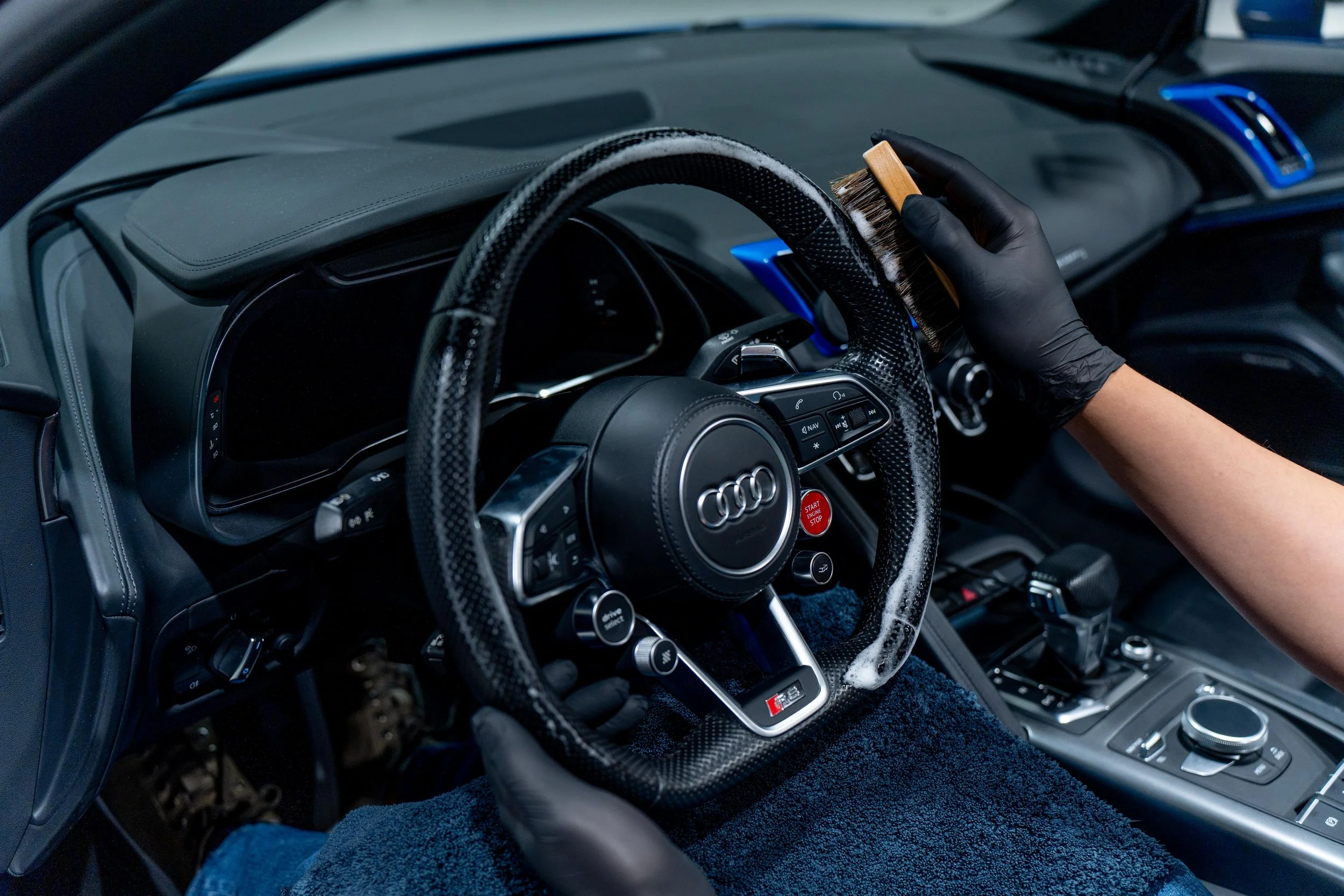 Audi R8 Spider tijdens een grondige interieurbehandeling.