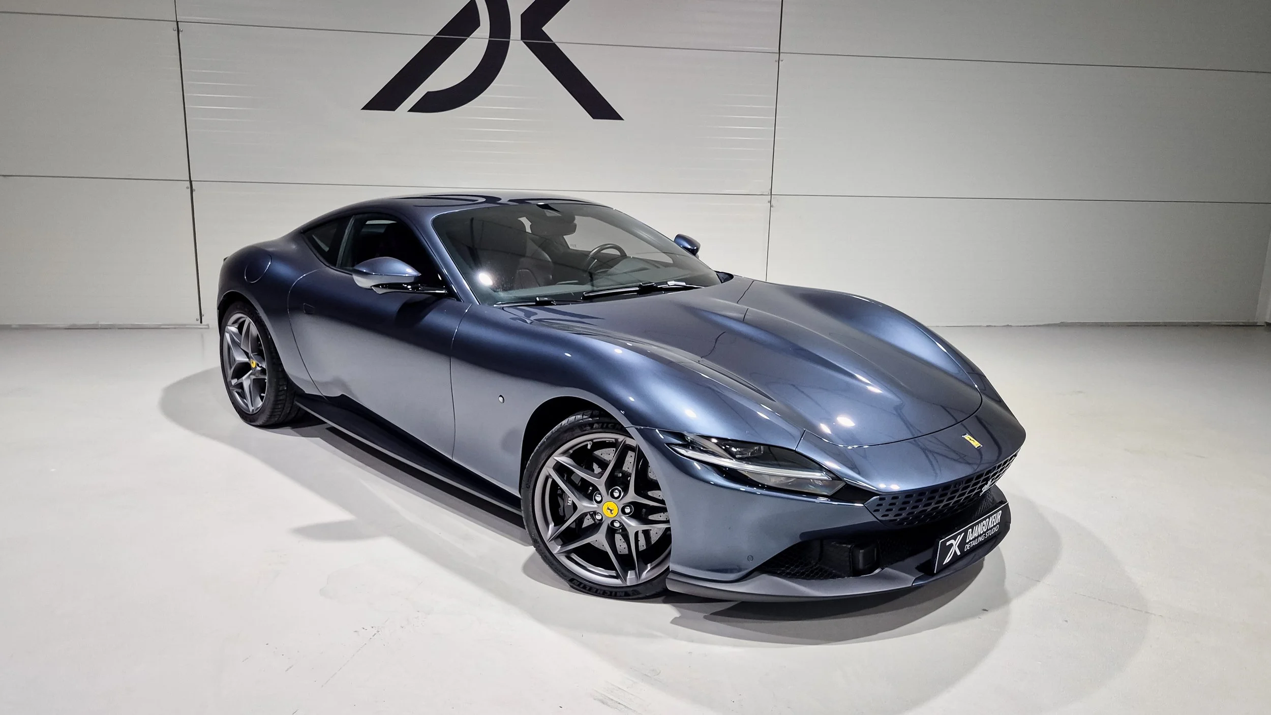 Ferrari Roma na het aanbrengen van PPF op de impactzones.
