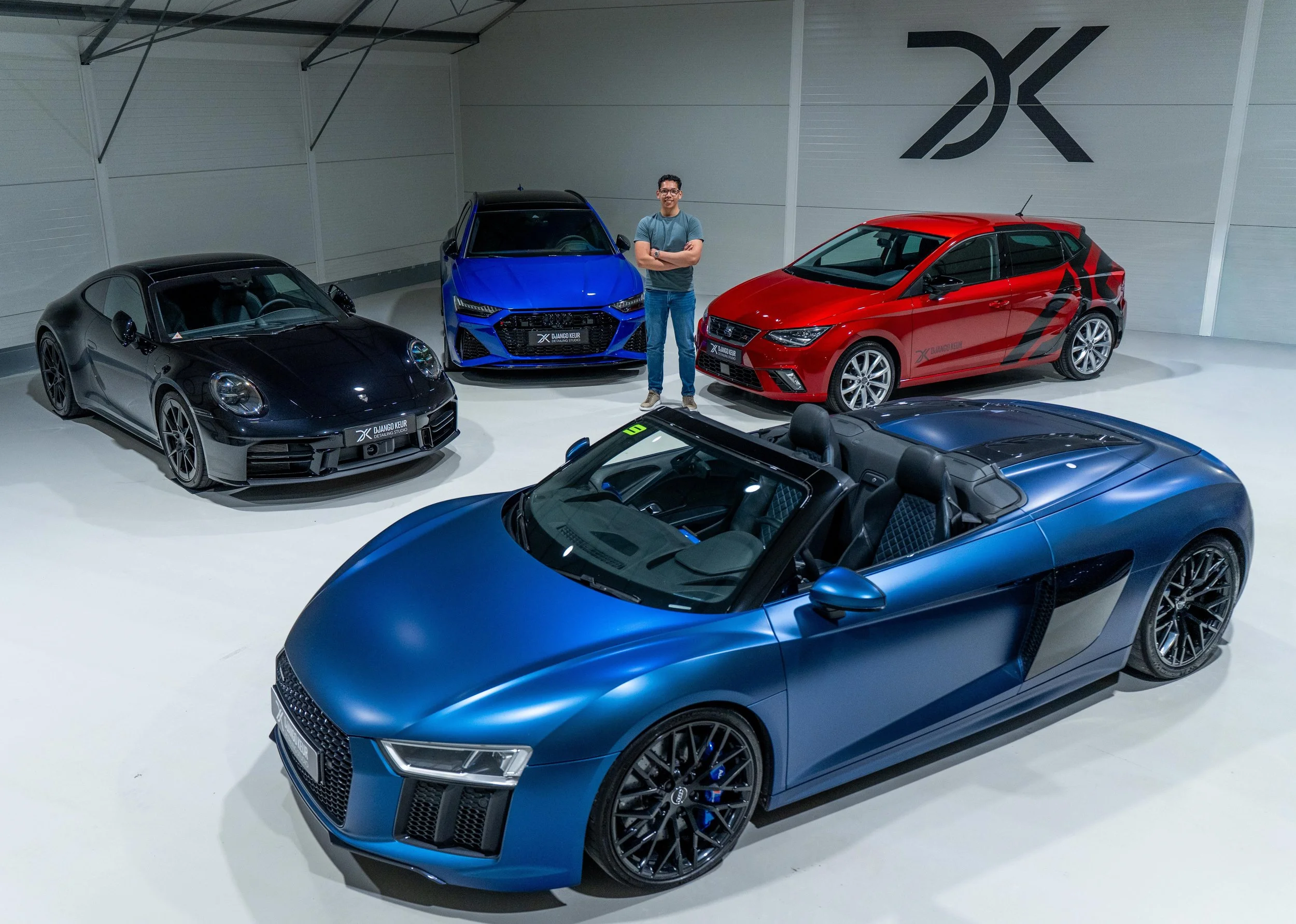 Django Keur tussen exclusieve auto's in de studio.