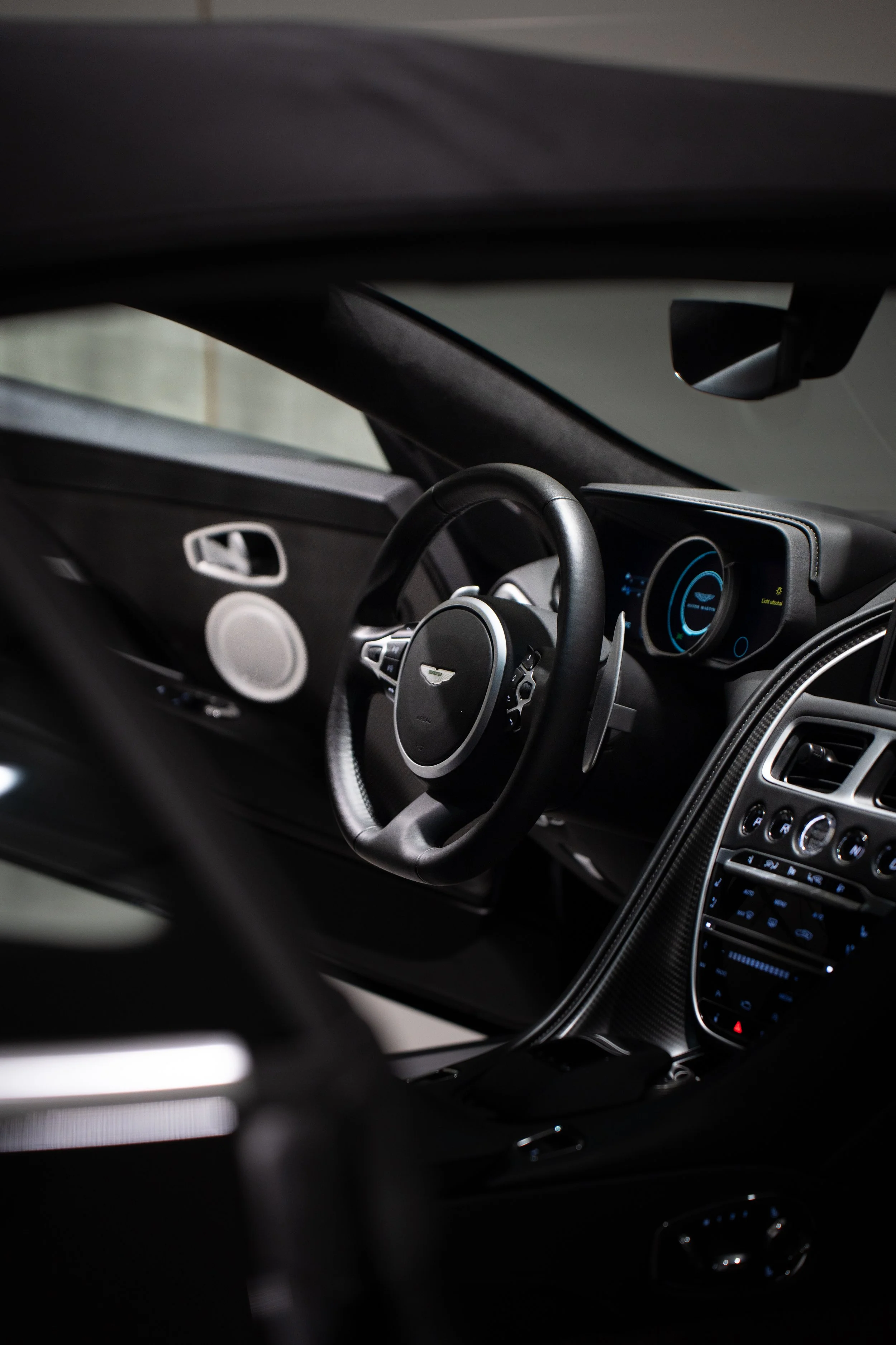 Aston Martin interieur na een grondige interieurbehandeling.