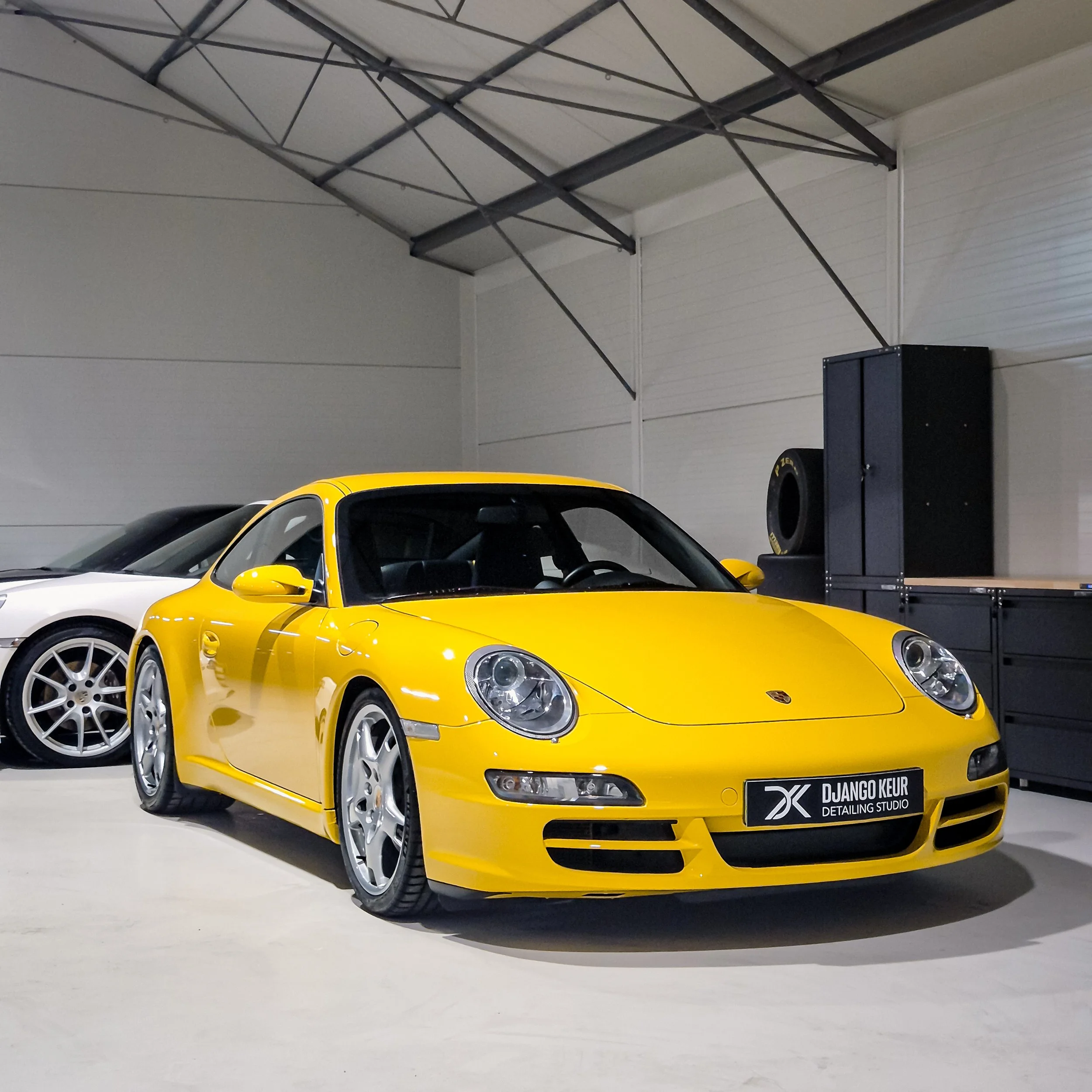 Porsche 911 na schadeherstel en het overspuiten van de neus.