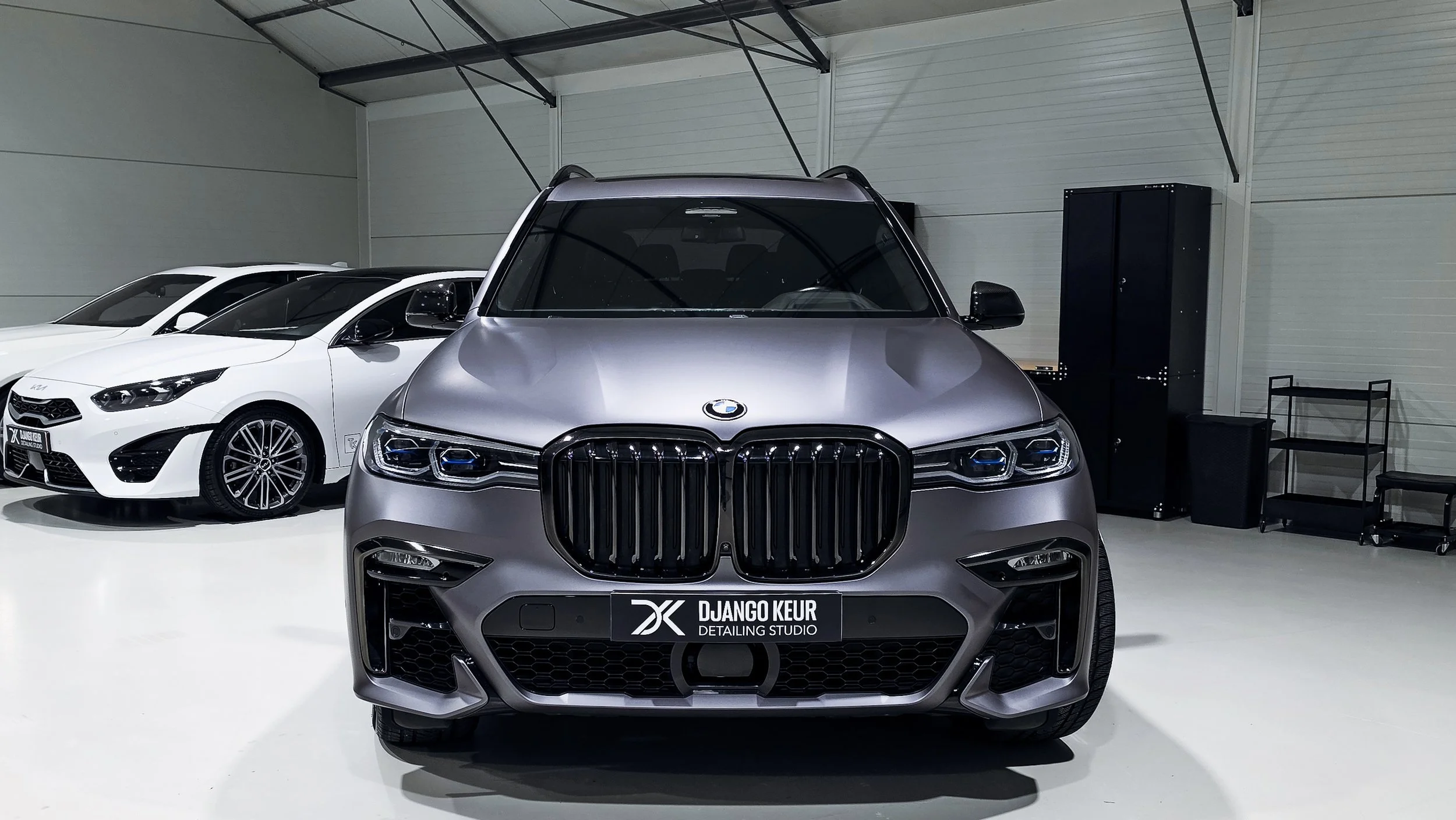 BMW X7 na een full body wrap.