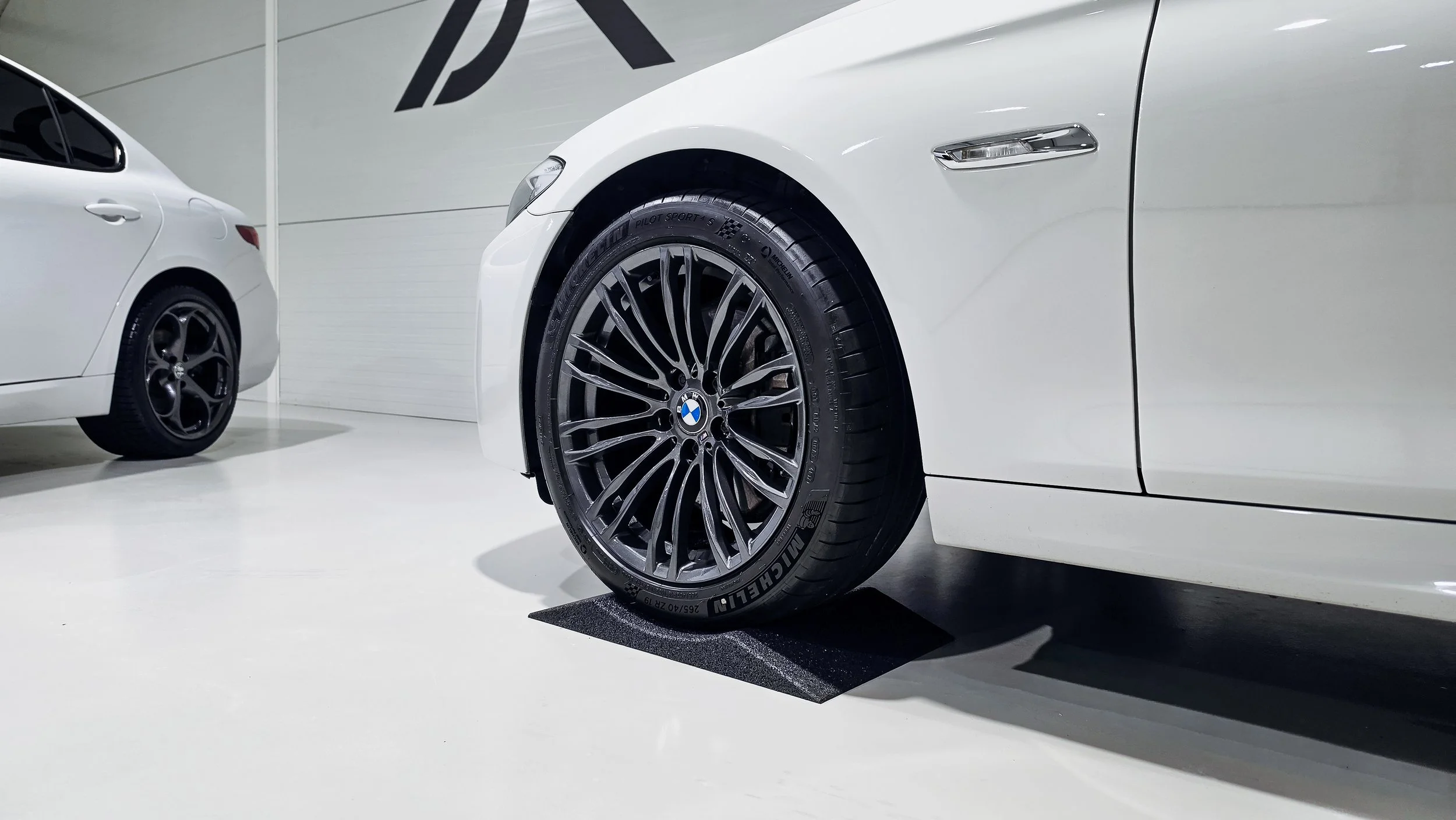 BMW M3 velg na stoeprandschadeherstel, balanceren en montage.