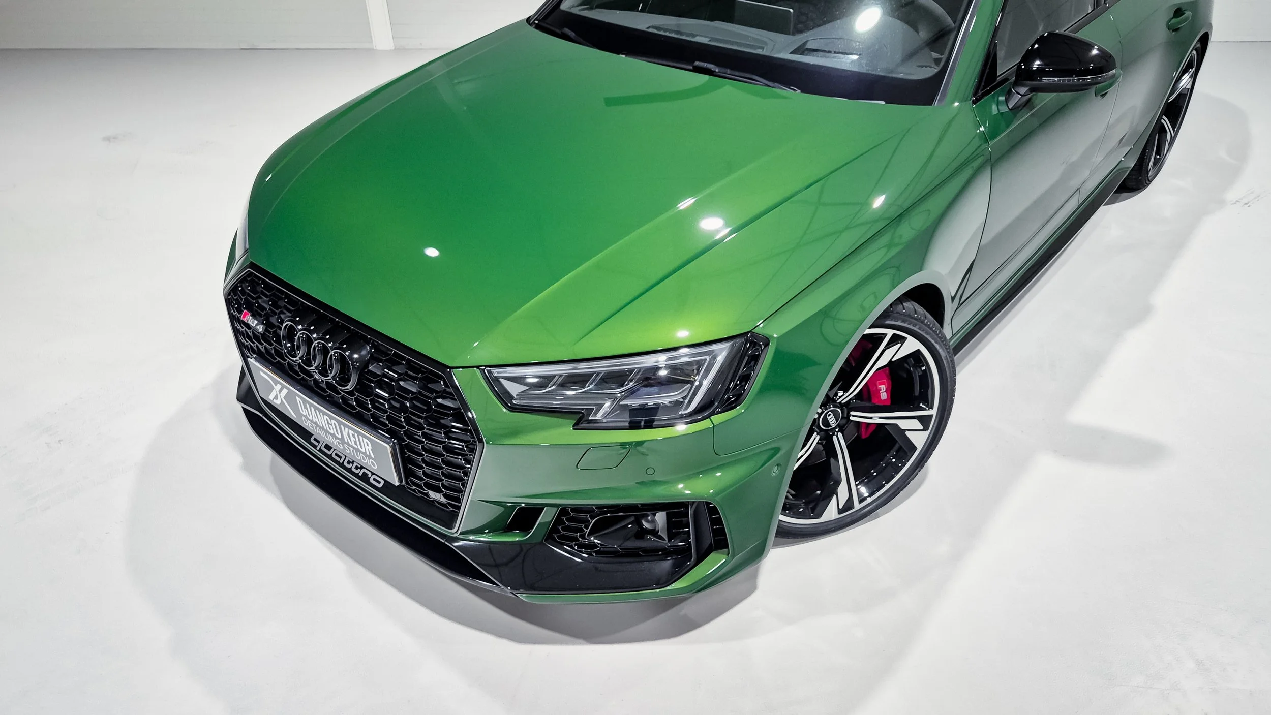 Audi RS4 na lakcorrectie en het aanbrengen van een tweelaagse glascoating.