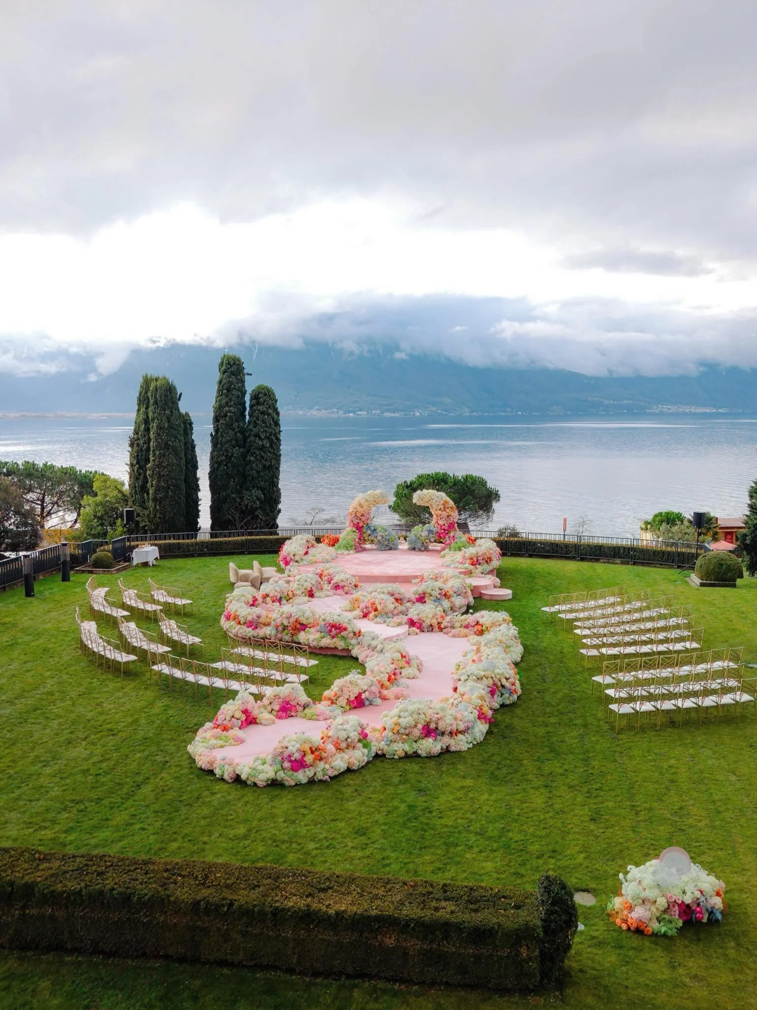Indian traditions. Swiss elegance.✨

Set above Lake Geneva, surrounded by breathtaking views and floral artistry, this Montreux celebration felt straight out of the pages of a magazine.

Destination weddings at their finest.