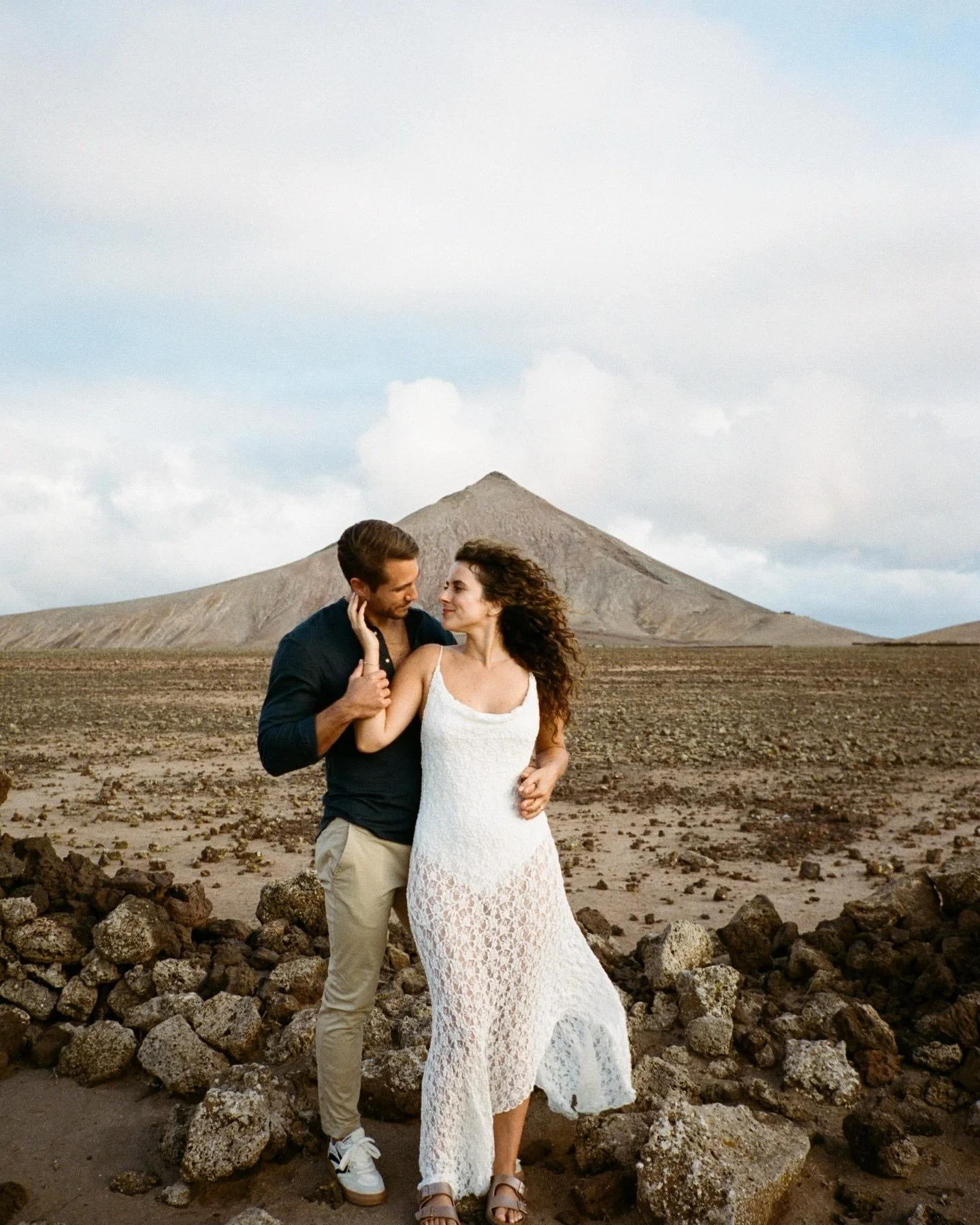 These Yellowstone super fans GOT ENGAGED and this is what my film camera captured #filmisnotdead #analog thanks to the guys at @takeiteasylab for developing these beauties ✨