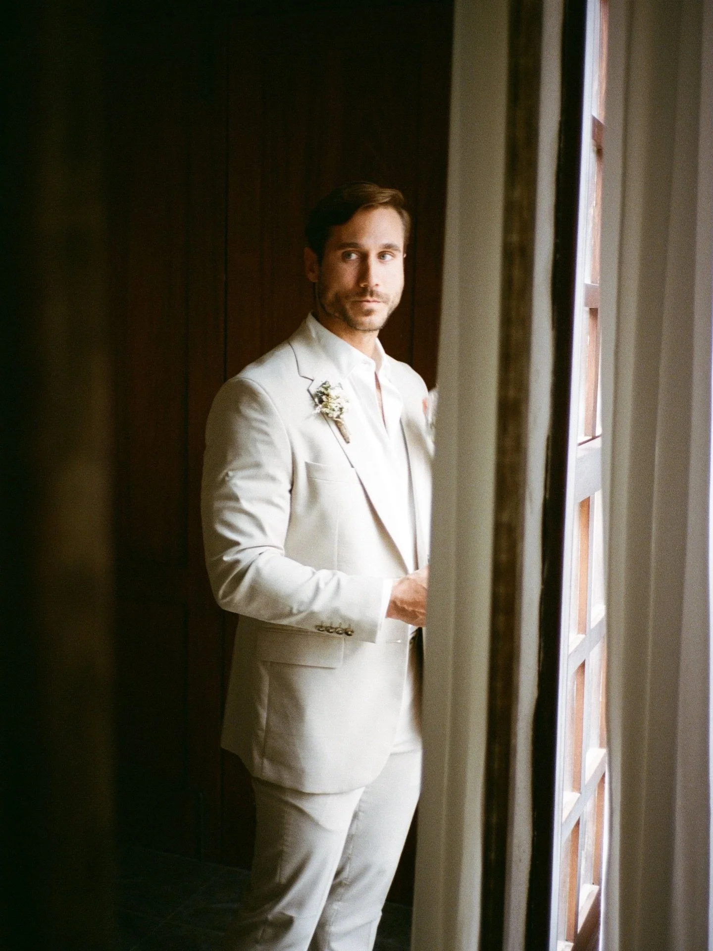 Forever in love with film for a classic and chilled groom getting ready ✨ how effortlessly HANDSOME does @eduardodiez look? 🔥 and the gorgeous venue at @maipezhotelrural 
Film developed and scanned @takeiteasylab 

Gotta love Portra 400🤝