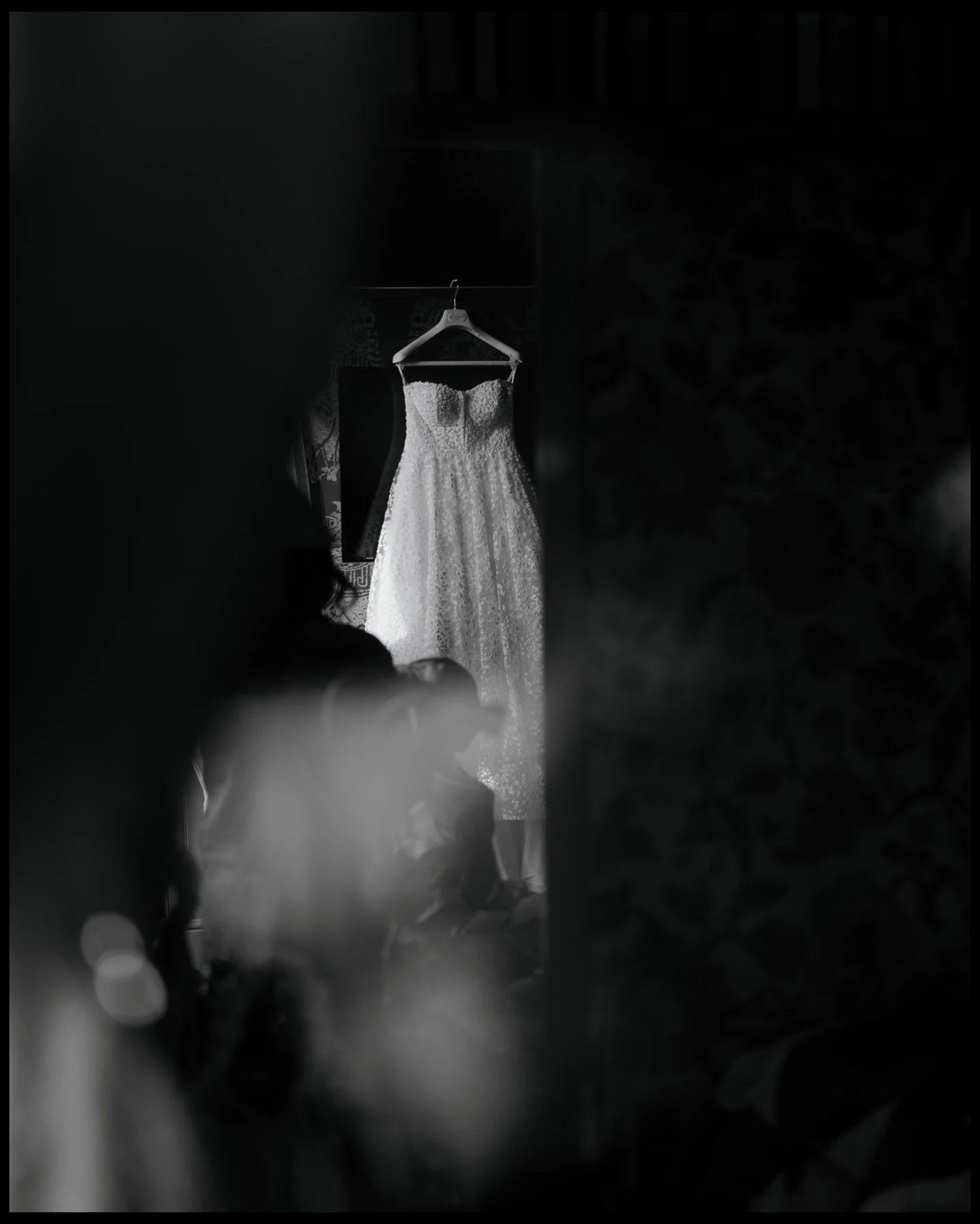 What a day @gabbisayes and @morgsayes was! From beginning to end @thecharltonhall was the perfect scenario for this high energy party! October weddings don&rsquo;t have to be boring ✌🏻🤌🏻 swipe to see how the day developed and how the vibes intensi