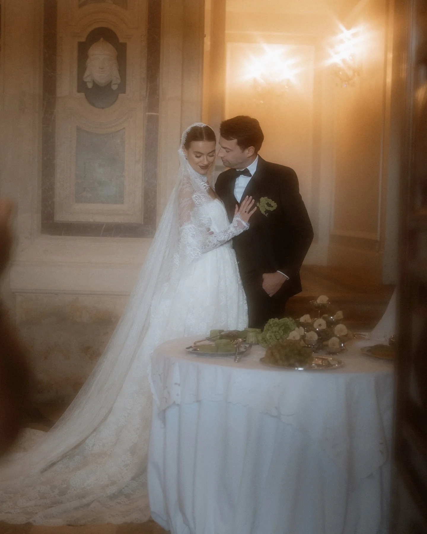 Sometimes&hellip; all you need is to embrace your inner Grace Kelly  and a little bit of creativity.

Effect all done in the camera with some props&hellip; perhaps I should post the BTS from my @raybanmeta ? Comment if you&rsquo;d like this 🤗 

Plan