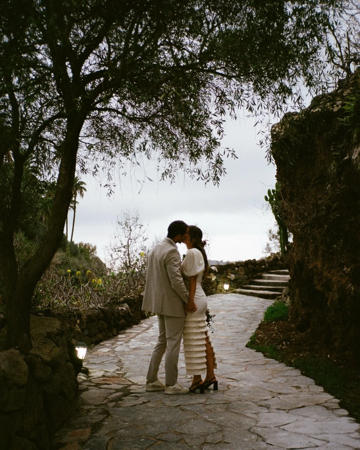 There is something about love on film that feels different. The grain, the softness, the way moments feel timeless rather than perfect.

@moni.fuer + @eduardodiez  special day was photographed in November, surrounded by mountains and quiet light. Pro