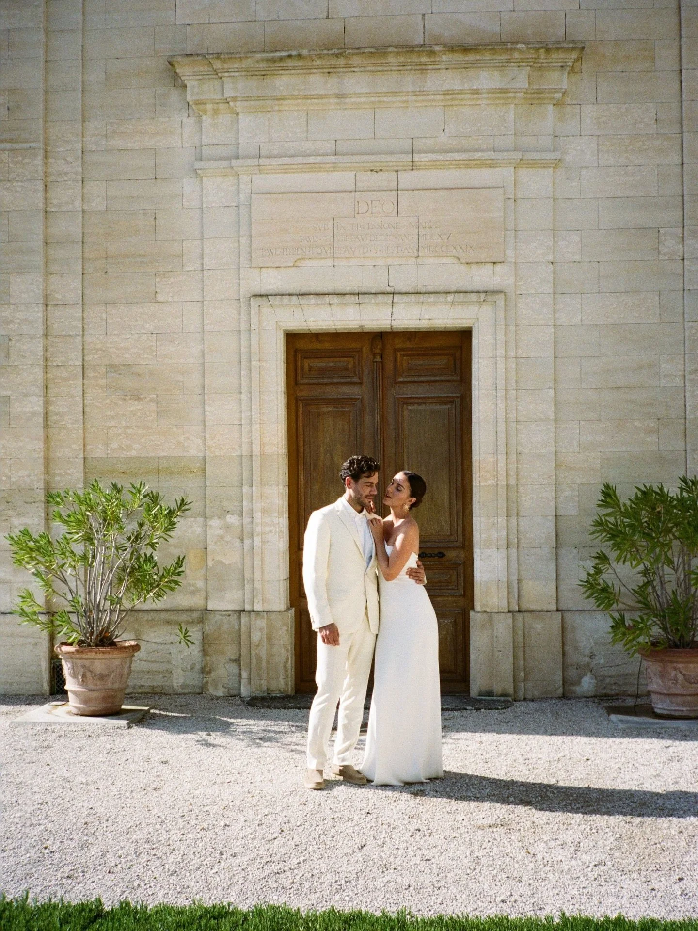 Love on film. In the South of France. Need I say more? ❤️ @chateaudetourreau 

Planning &amp; Concept: @melfrankphotography @via.weds @gluecksgefuehl_wedding
Photographer: @aleman_santana_photography
Venue: @chateaudetourreau
Content creation: @by.st