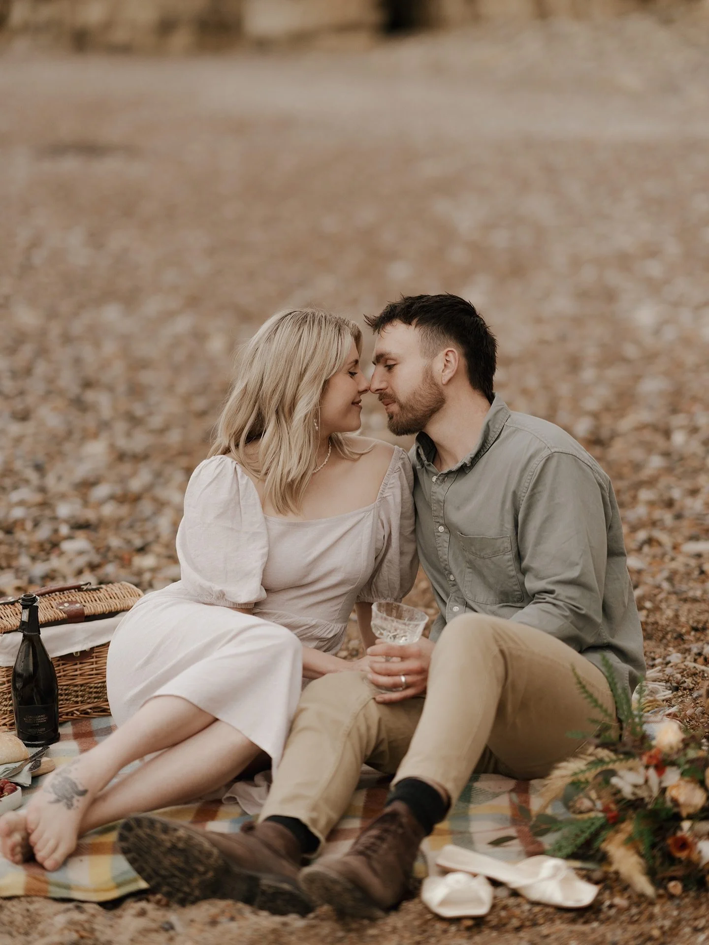 POV you have a picnic proposal with the love of your life and you ask me to capture the session🥹🤌🏻

#engagement #bridetobe #proposal #weddingphotographer

Hosts: @velvet.and.linen.workshops 
Veils: @rebeccaannedesigns 
Florals: @pollyspetalsfloris