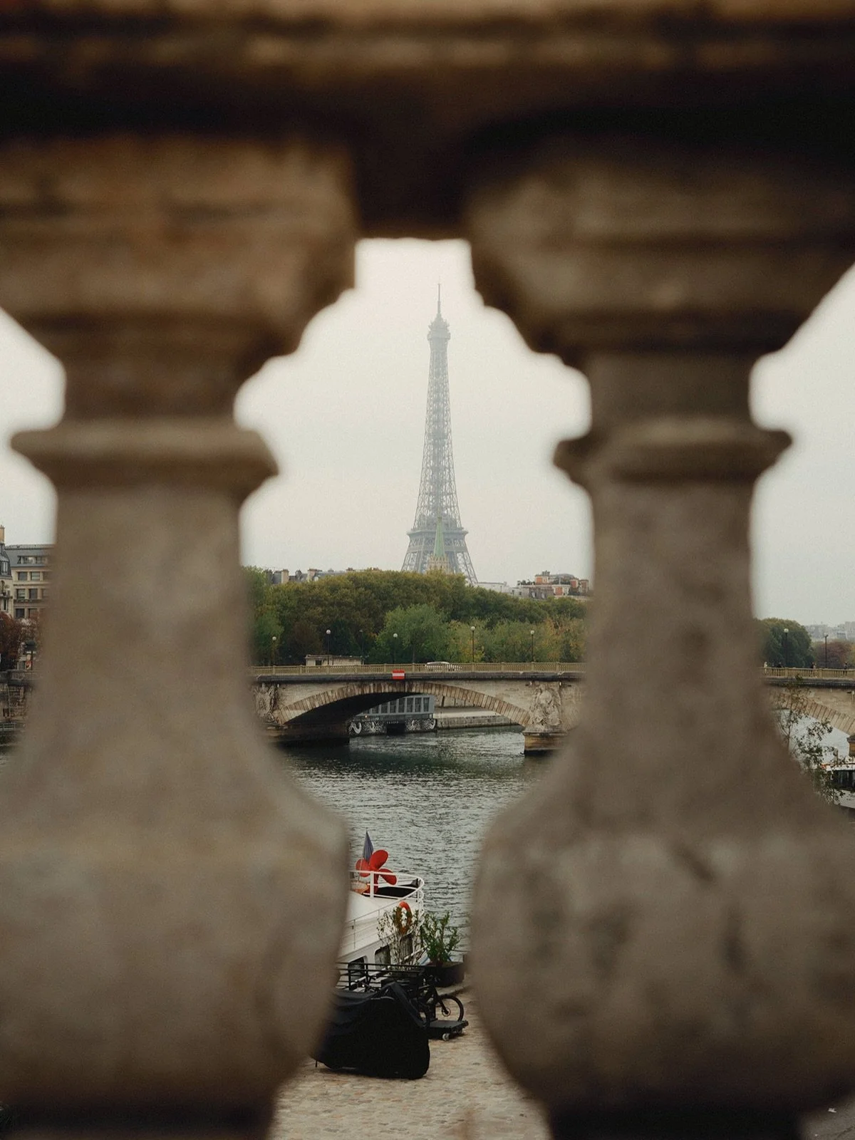 Your sign to elope to Paris and have all the main character energy you deserve on your special day 🔥 

Shooting in Paris with a mix of digital and film was sublime!! Fuelled by pain au chocolat on demand, oh, and macarons✌🏻🤌🏻

#luxurywedding #pho