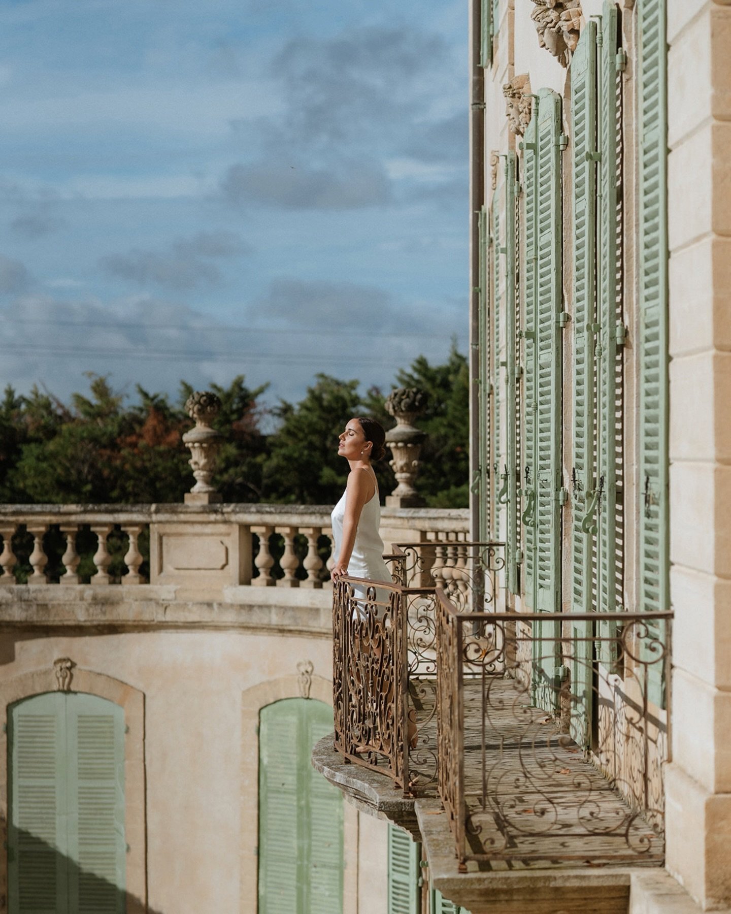 Your sign to romanticise every second of your wedding day 🤍

From soft morning light and quiet anticipation&hellip;
to champagne popping and heels kicked off on the dance floor&hellip;

This day isn&rsquo;t about being perfect.
It&rsquo;s about bein