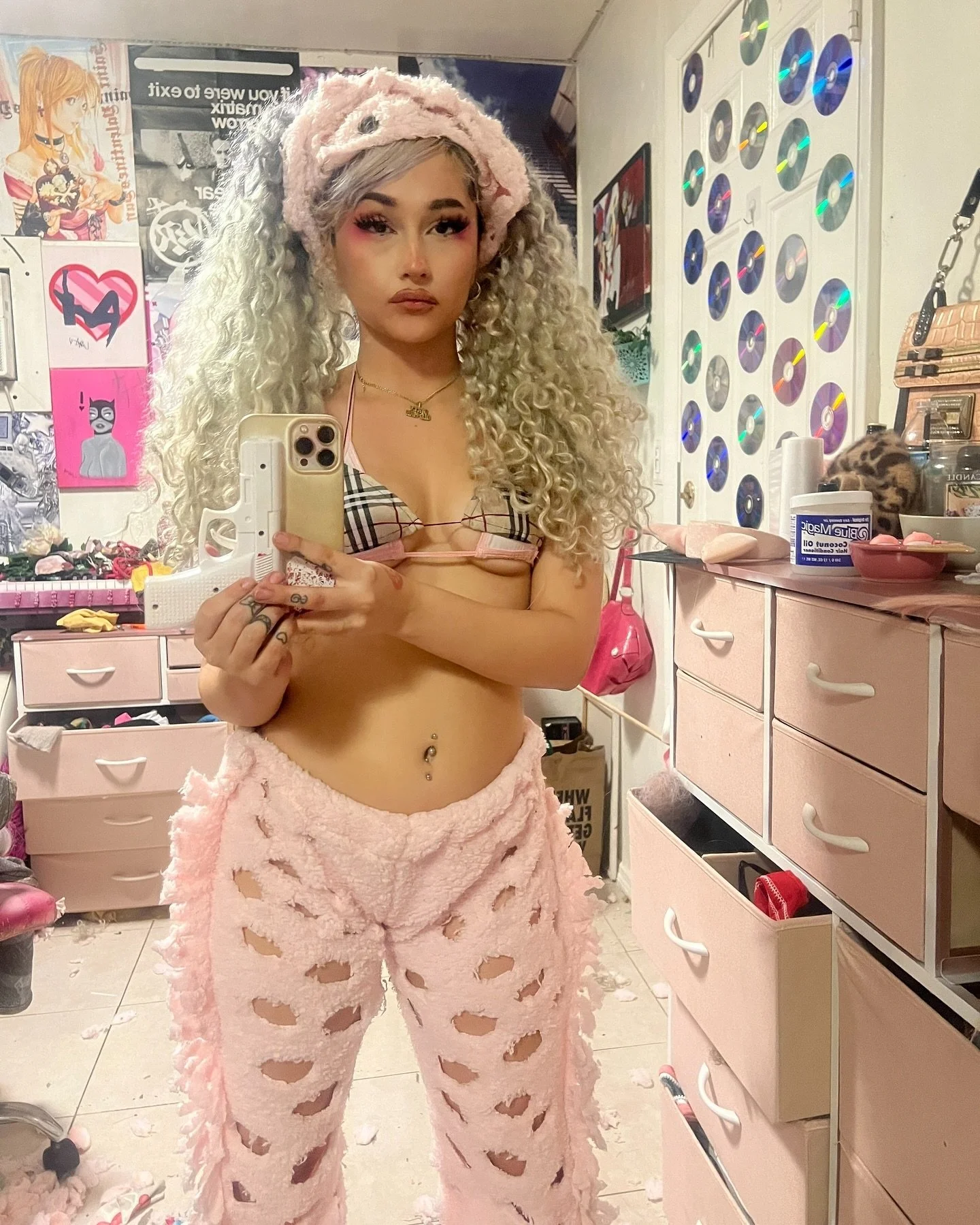 Can u tell by my room tht I made this outfit @llicked