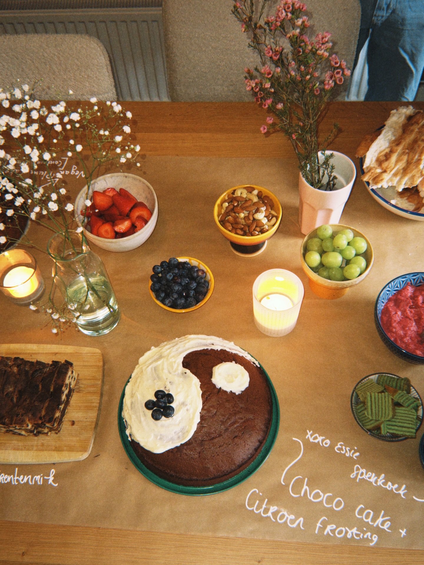 A table full of love and a singing circle to send blessings to almost mommy to be @susankeizers 🐛