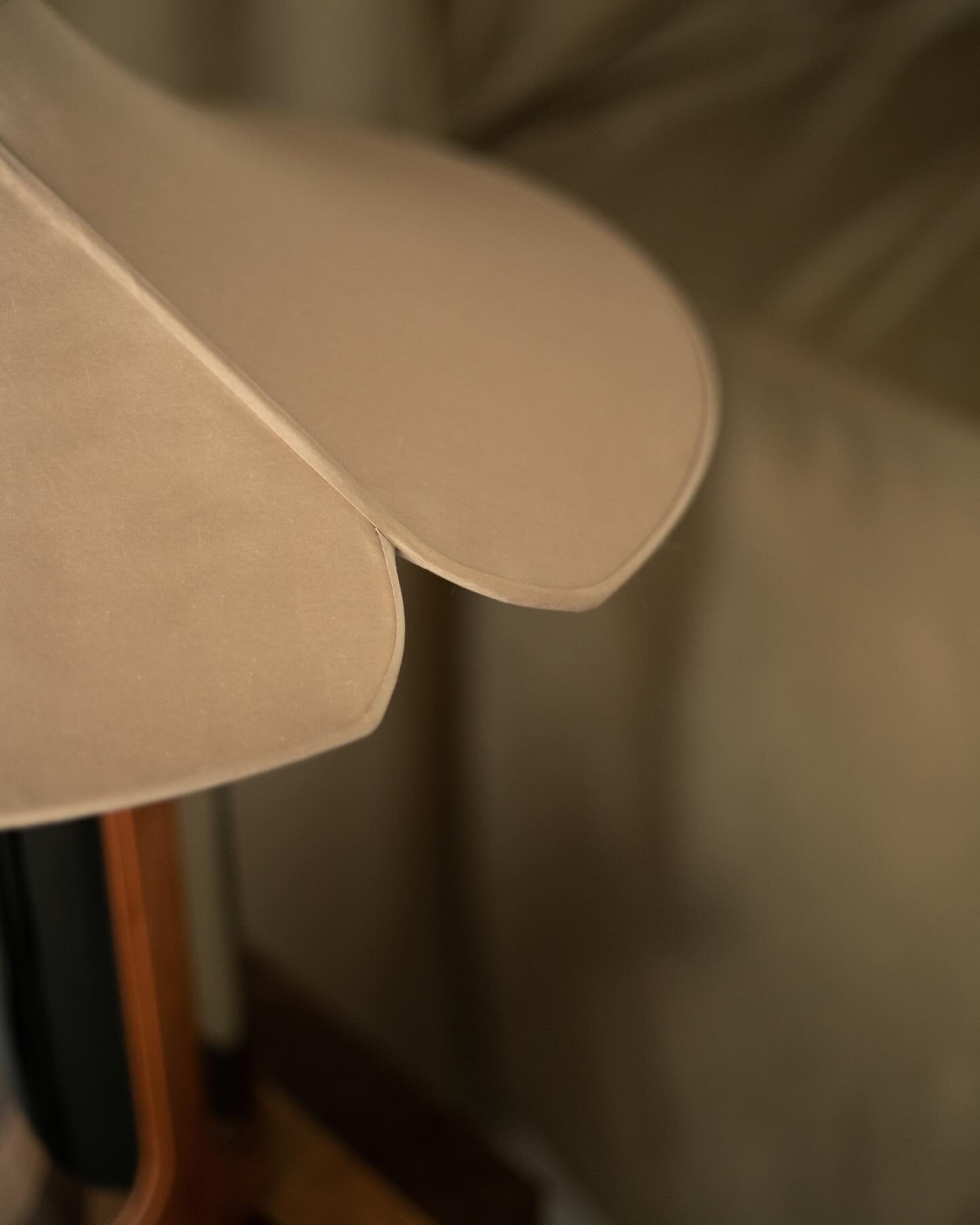 La lampe Orta est une pi&egrave;ce aux inspirations multiples, du style paquebot par la forme, aux ann&eacute;es 70 &agrave; travers l&rsquo;audace de l&rsquo;inox poli miroir. Elle met &agrave; l&rsquo;honneur le travail des artisans d&rsquo;art. 


