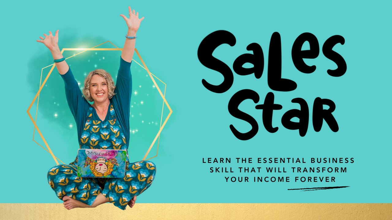 En glad kvinna sitter i meditation med ett leende, framför en dator med färgglad design, på en ljus blå bakgrund med texten 'Sales Star' och en beskrivning om att lära sig en affärsfärdighet.