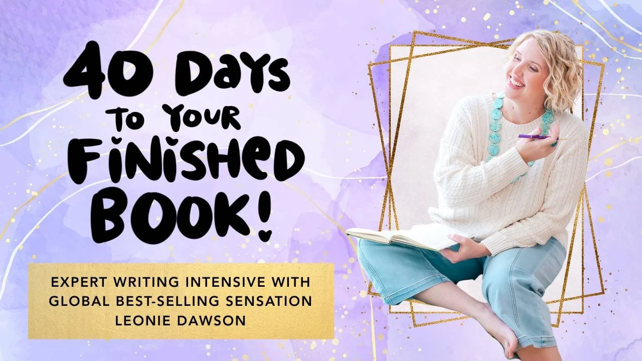 Kvinna som sitter på golvet med öppen bok och skriver med penna, bakgrund i lila och guld accenter, text om en 40 dagars utmaning att skriva en färdig bok.