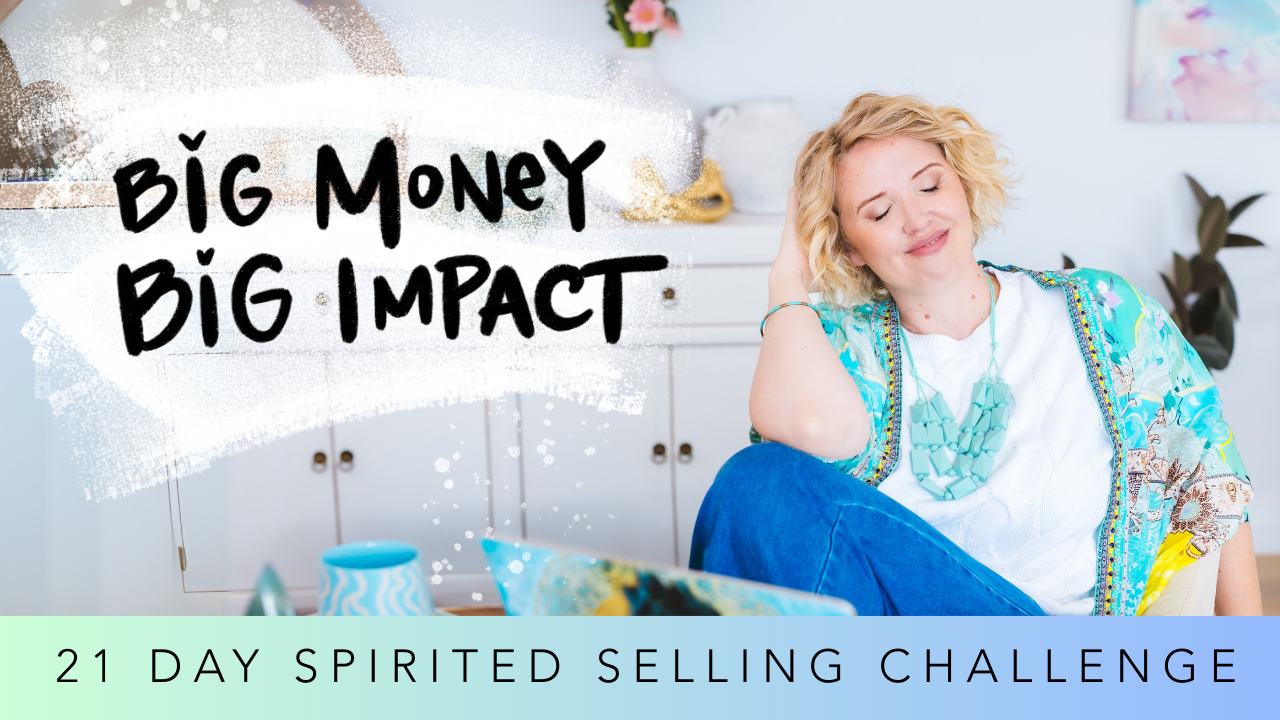 En kvinna med blont, lockigt hår som sitter avslappnad i ett rum med lugn inredning, iklädd en ljusblå och vit tröja med ett stort halsband samt blå jeans.