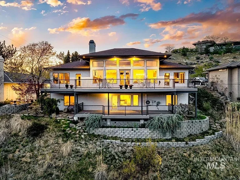 201 W Thornberry Dr - listed at $1,398,000