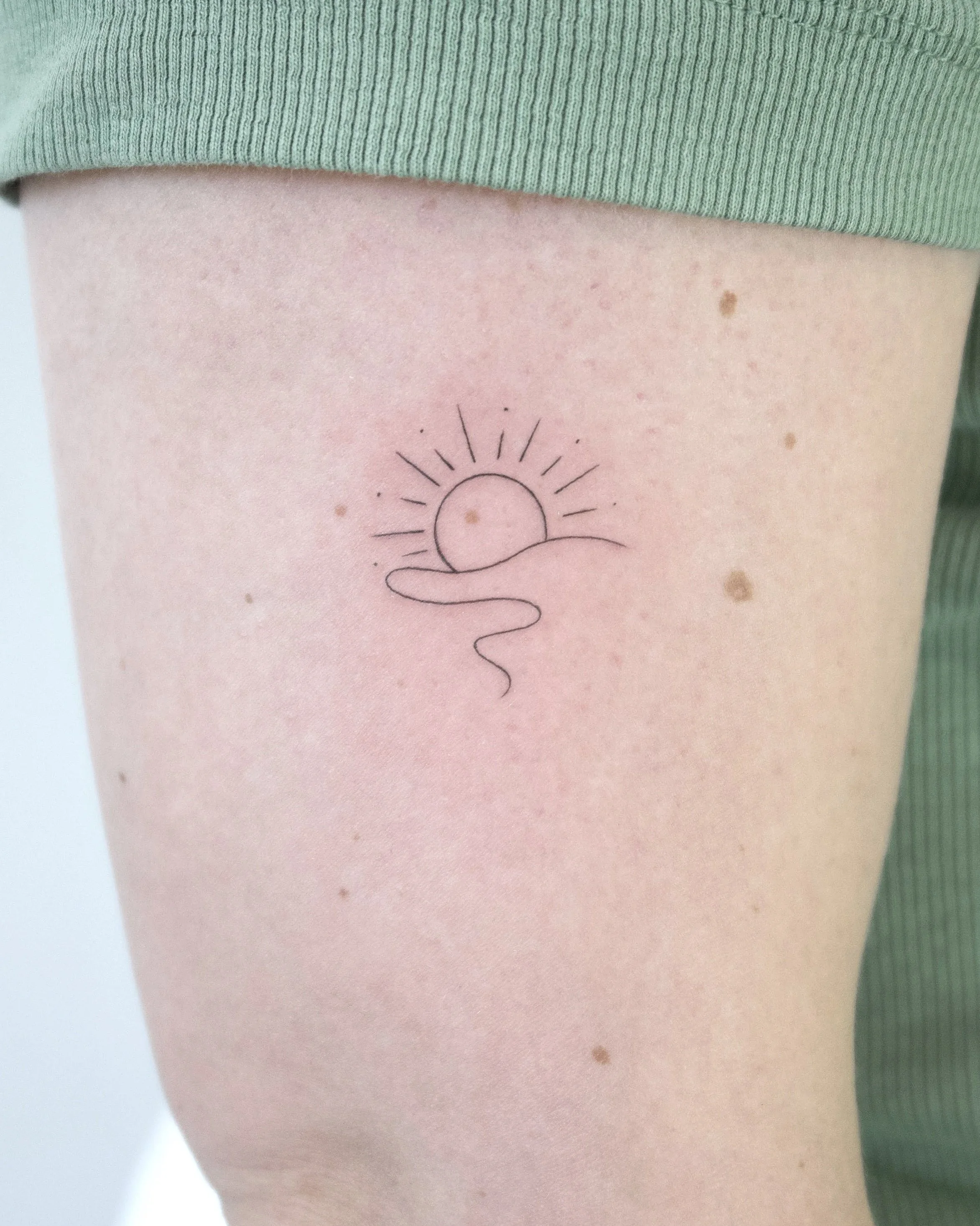 fineline zonnetje tattoo
