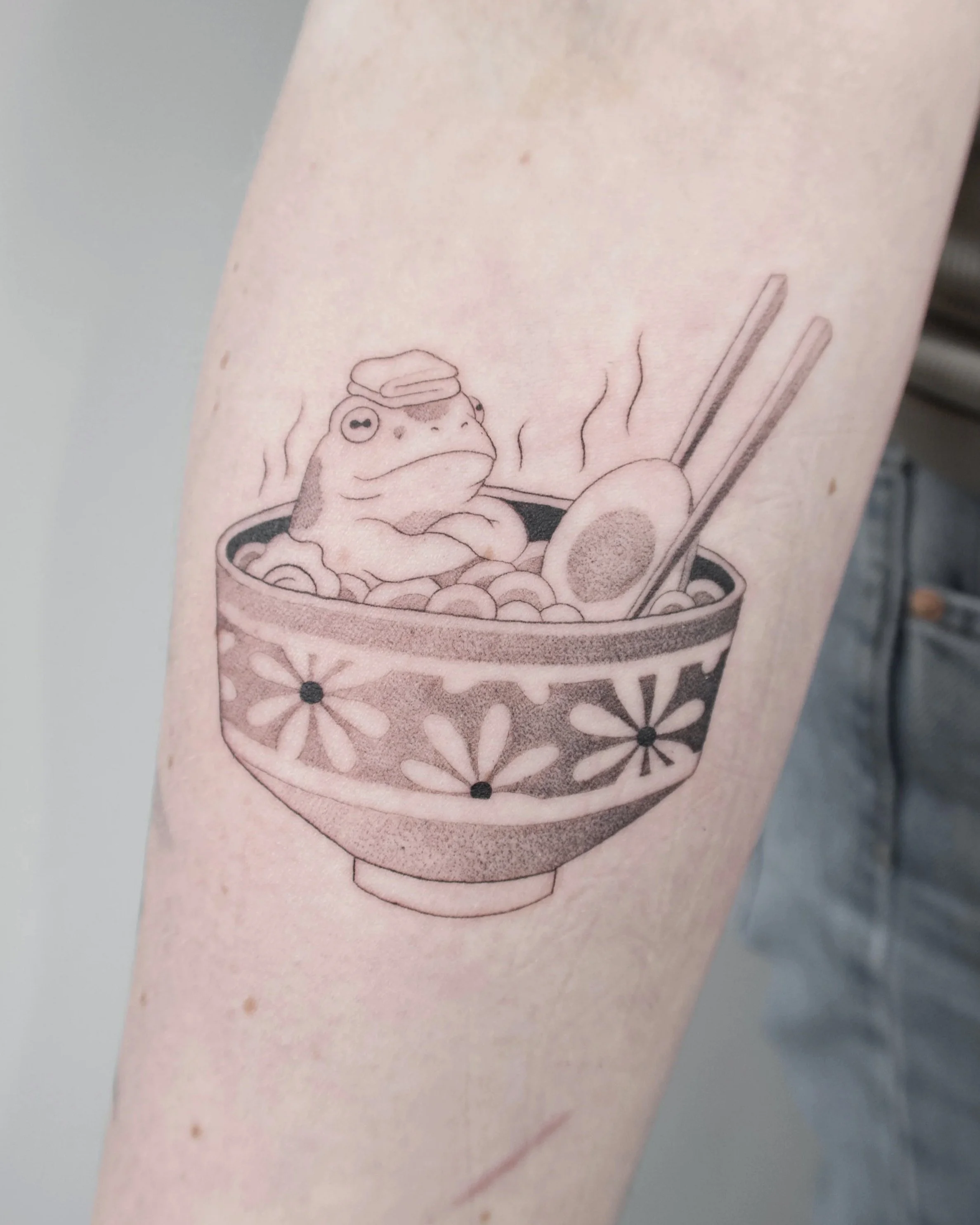 kikker bak noedels Fineline tattoo