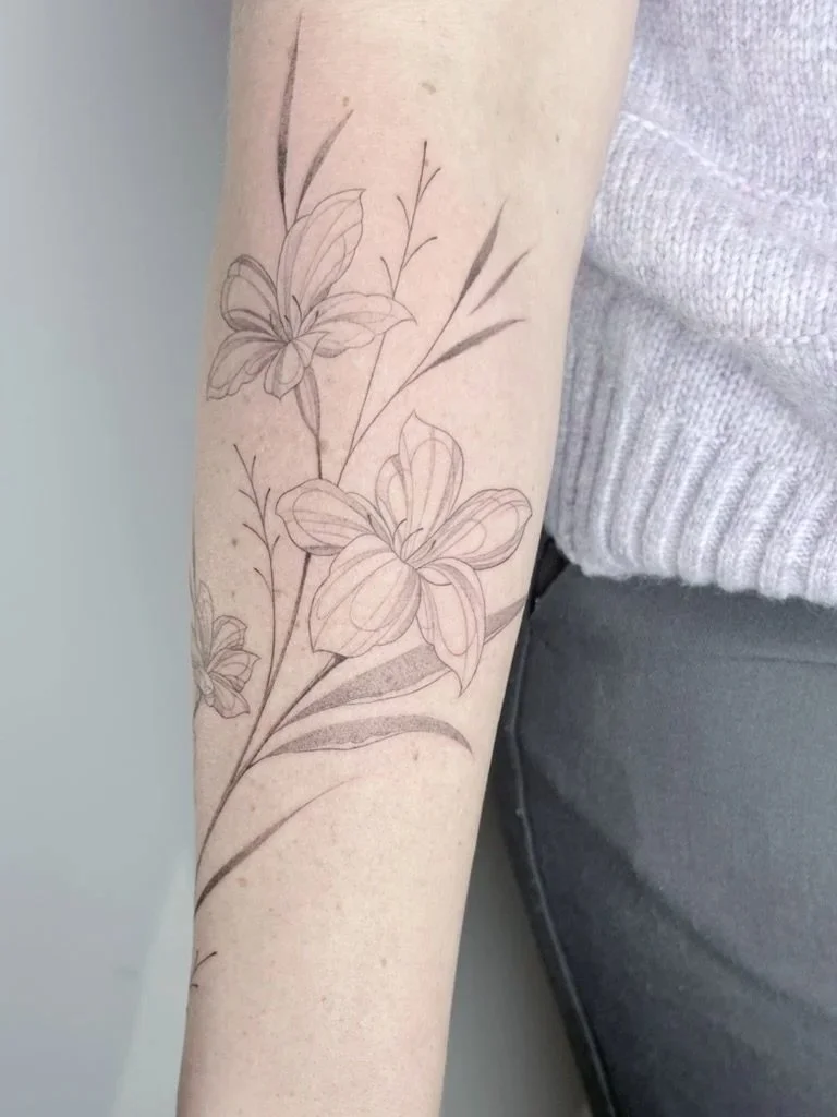 onderarm lelies fineline tattoo