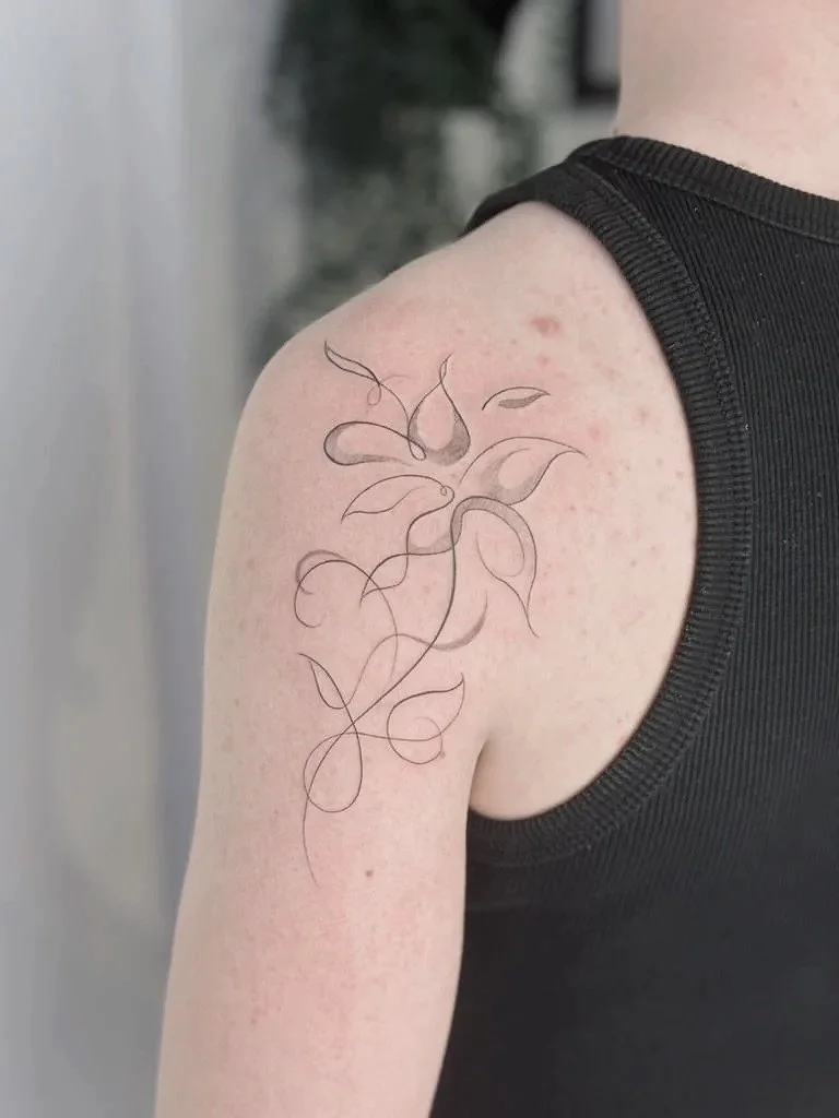 fineline abstract lelie op schouder tattoo