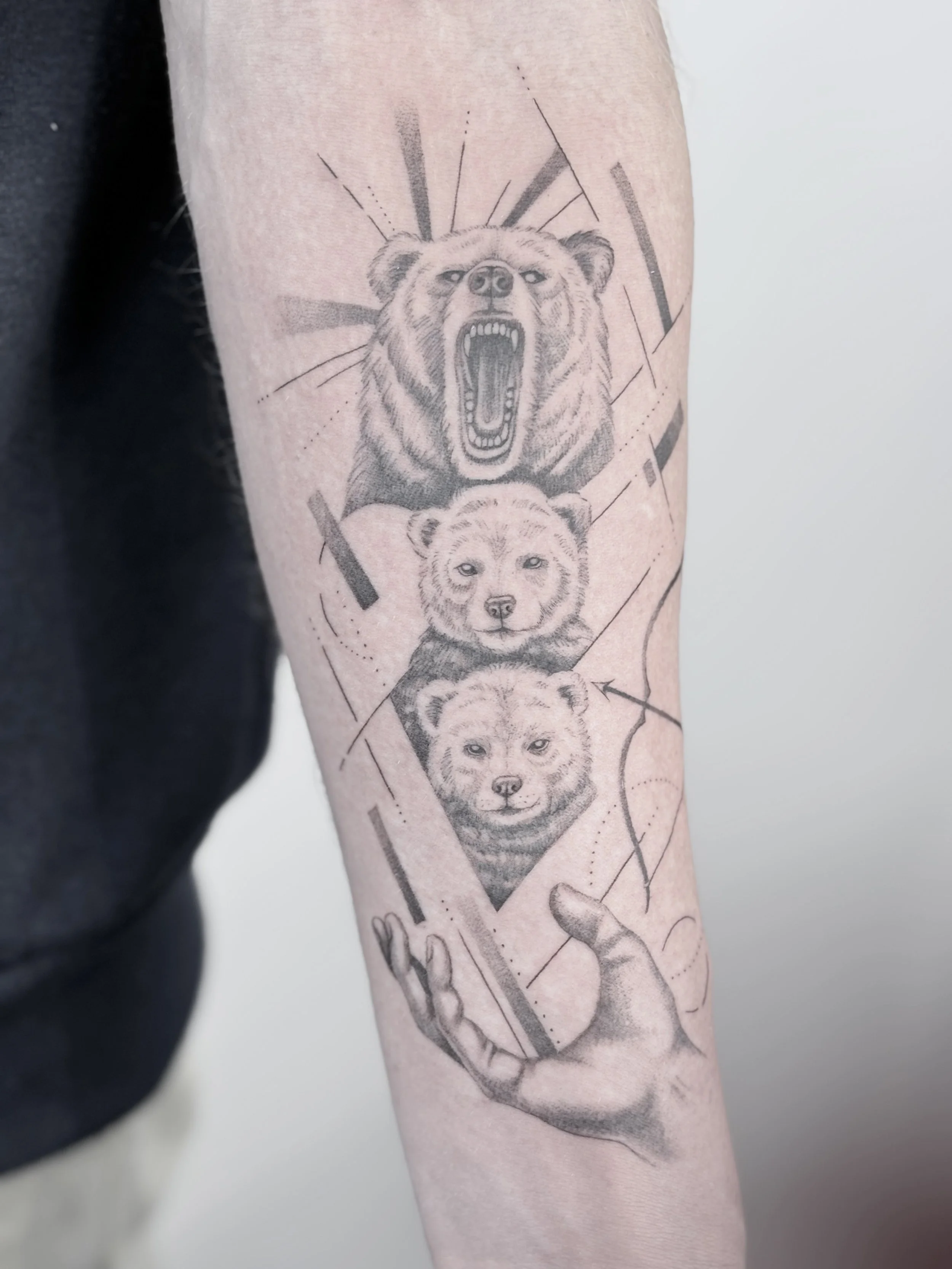 ijsbeertjes geometrische vormen onderarm tattoo