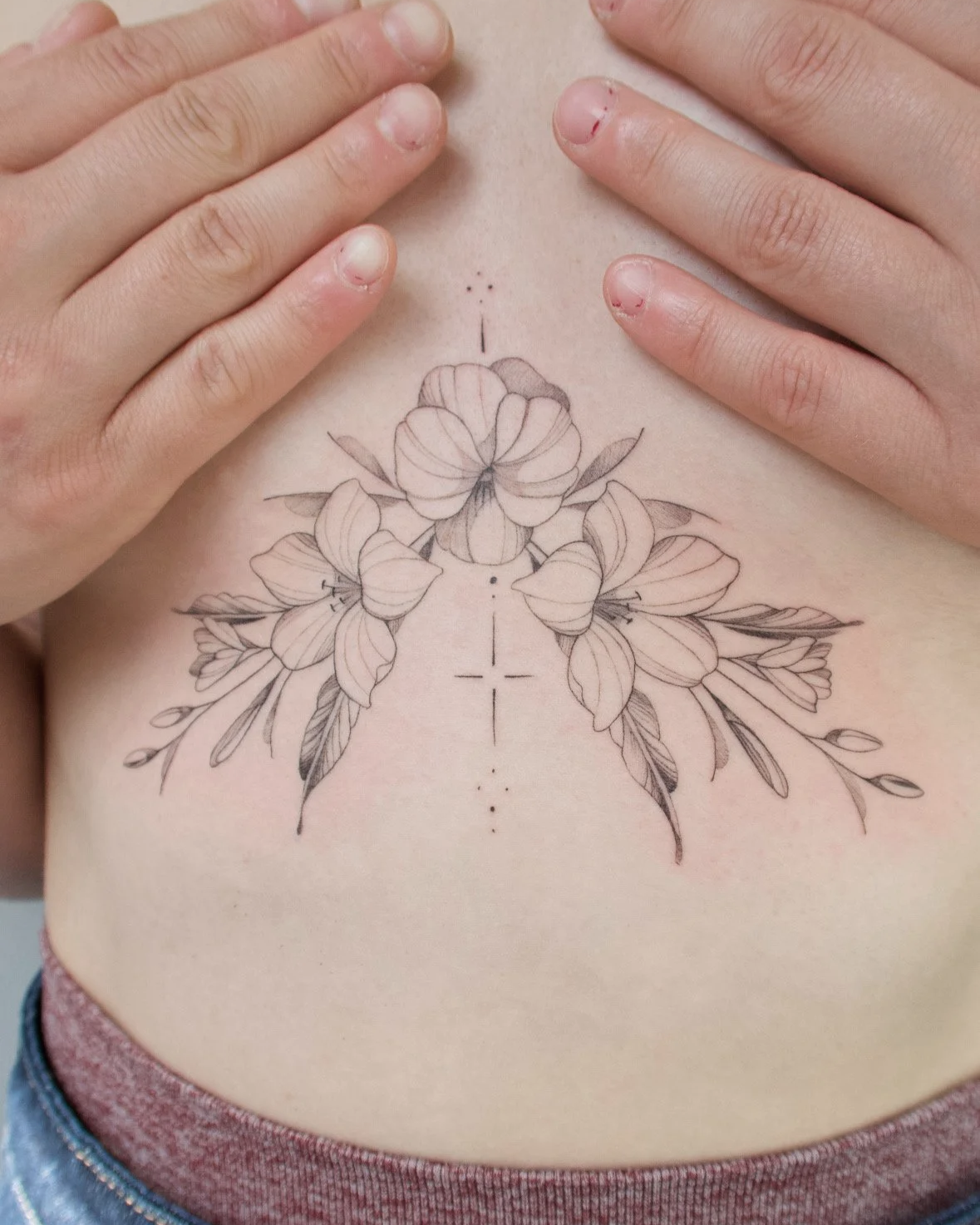 floral sternum bloemen fineline tattoo vrouwelijk 