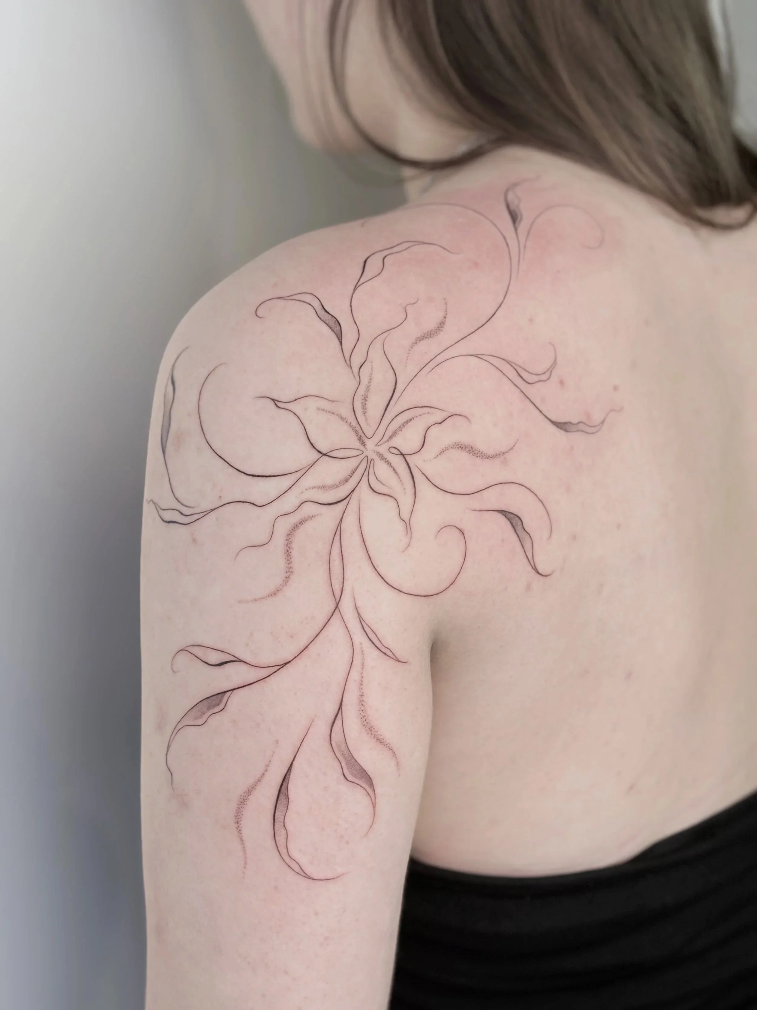 abstract lelie bloem schouder fineline