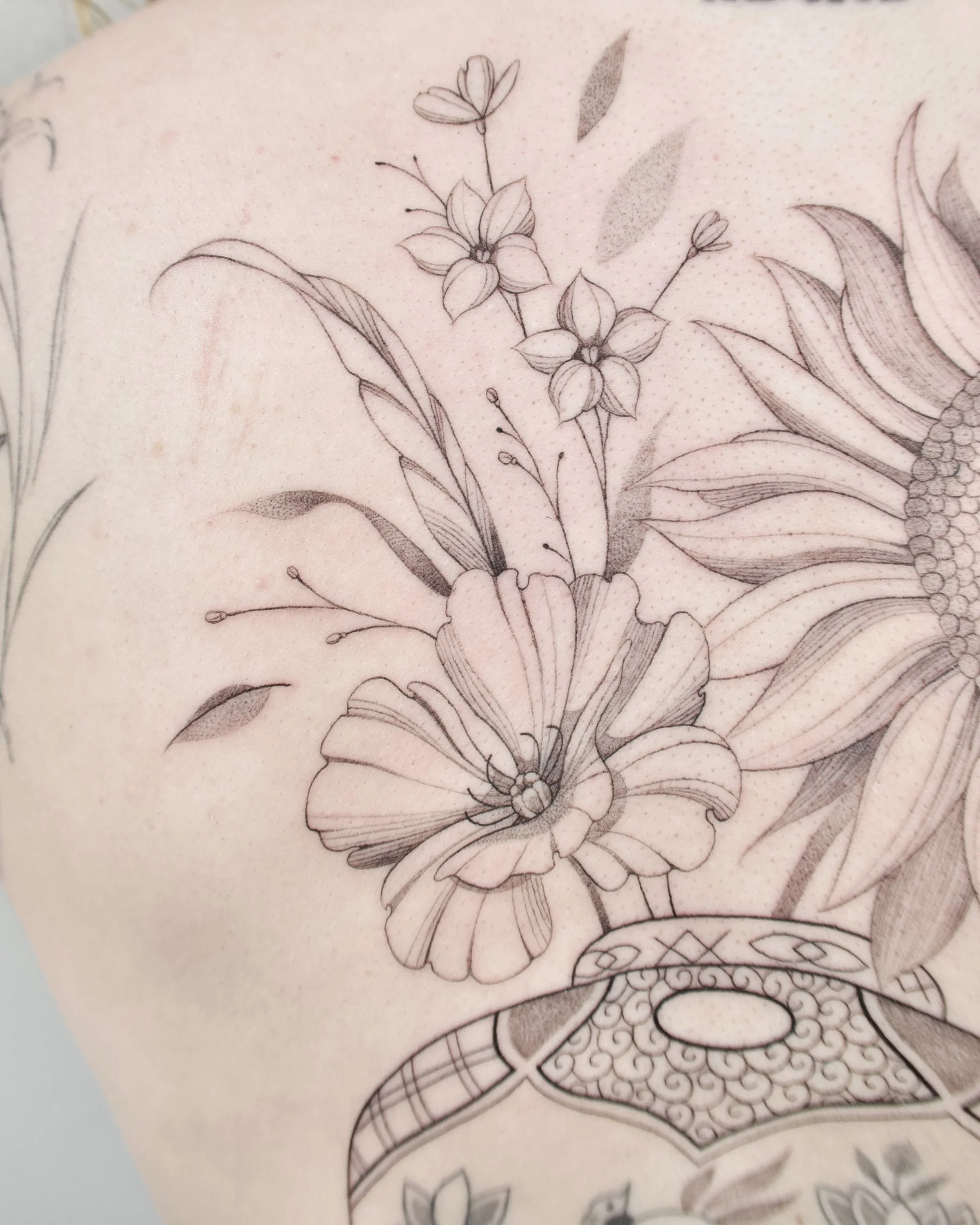 back piece vaas met bloemen zonnebloem en klaproos rug tattoo
